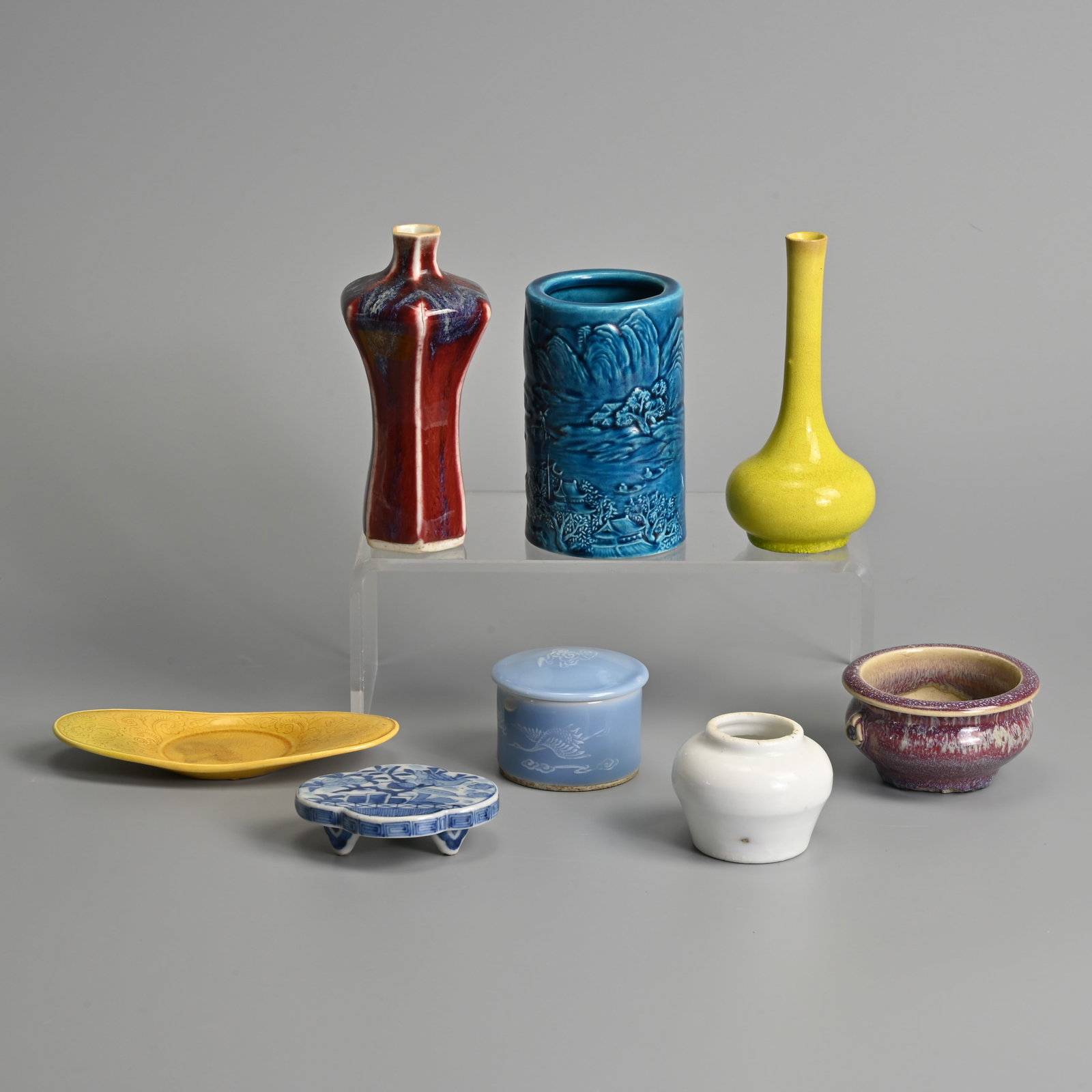 A GROUP OF VARIOUS CHINESE PORCELAIN ITEMS, MAINLY 20TH CENTURY.: A GROUP OF VARIOUS CHINESE PORCELAIN ITEMS, MAINLY 20TH CENTURY. To include a blue and white quatrefoil tripod stand decorated with bird in fruit tree; A turquoise glazed cylindrical brush pot decorat