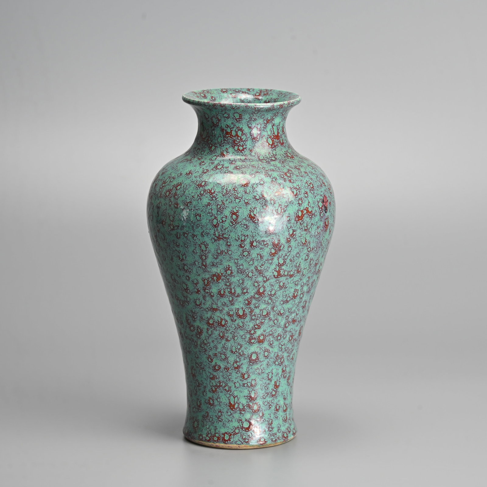 A CHINESE ROBIN'S EGG GLAZED PORCELAIN VASE, LATE QING / REPUBLIC PERIOD. (1 of 7)