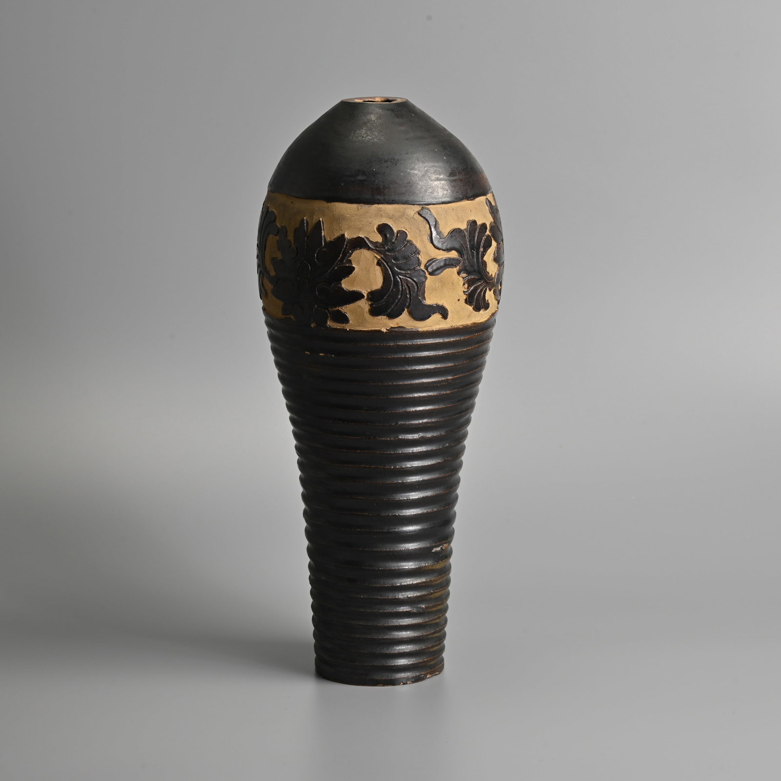 A CHINESE 'LINGWU' STYLE CUT POTTERY VASE. (1 of 7)