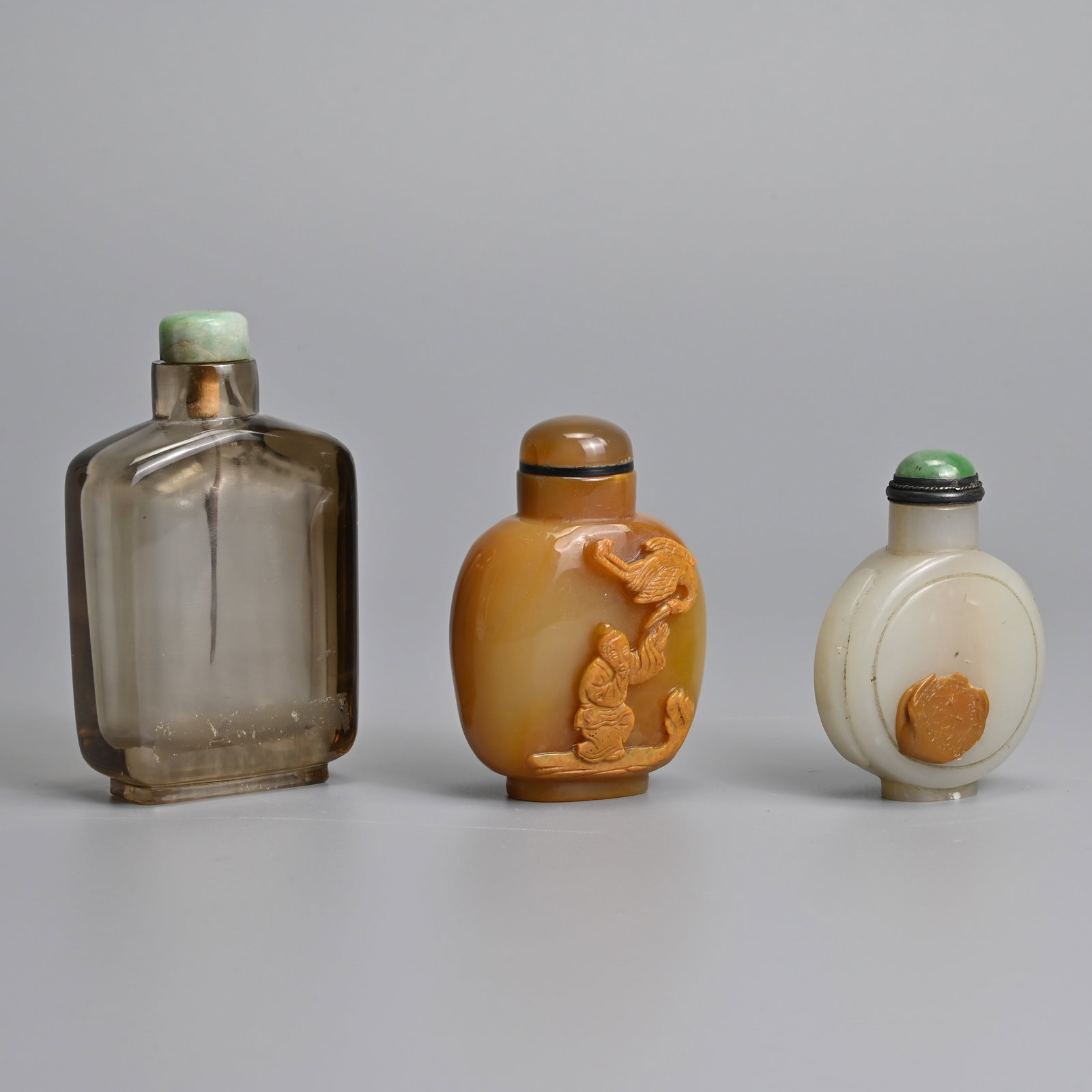 THREE CHINESE AGATE, SMOKY QUARTZ AND HARDSTONE SNUFF BOTTLES, 19/20TH CENTURY. (1 of 7)