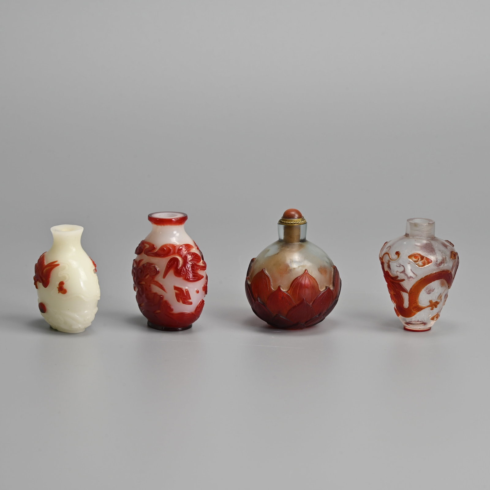 FOUR CHINESE RED OVERLAY GLASS SNUFF BOTTLES, 19/20TH CENTURY. (1 of 6)