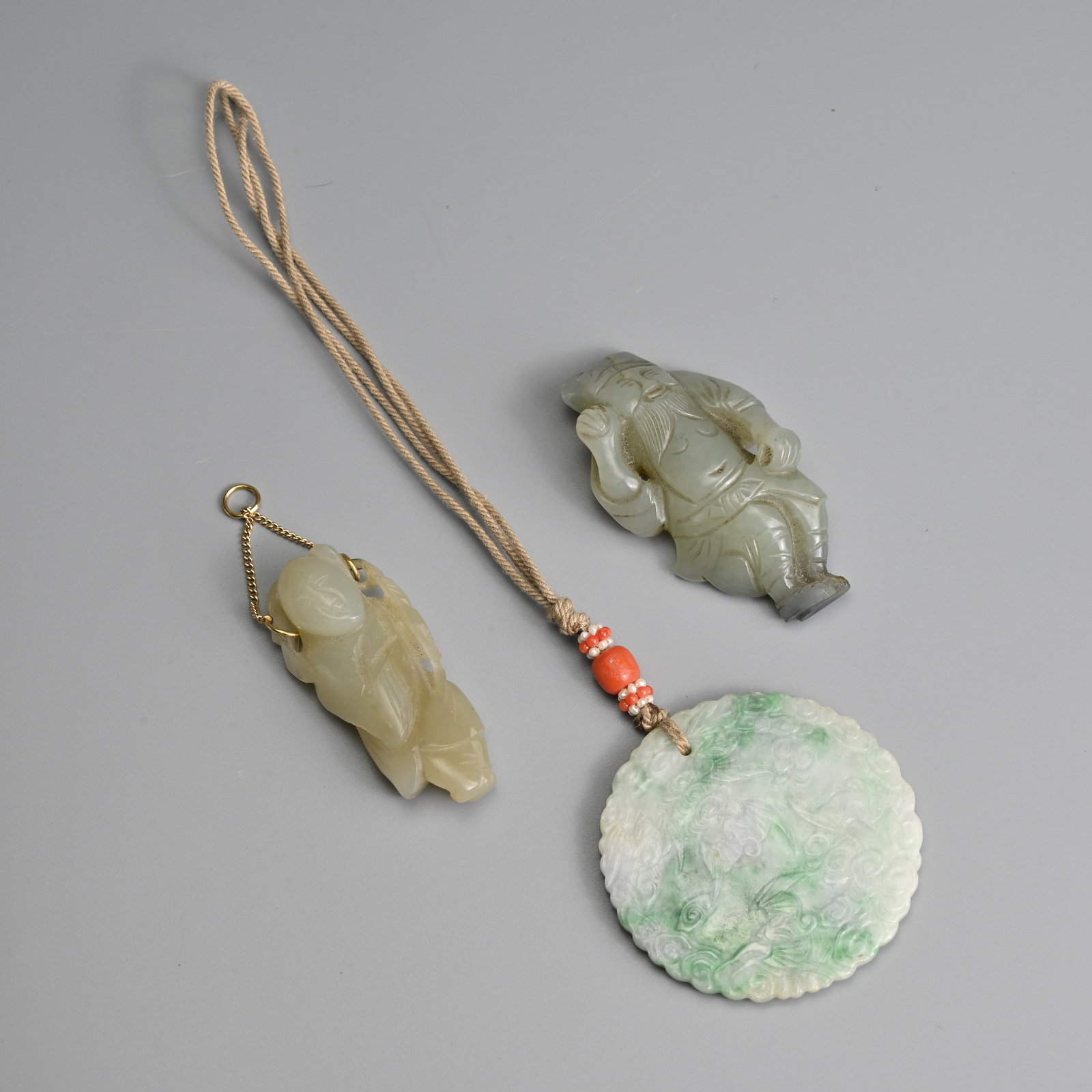 THREE CHINESE CARVED JADE PENDANTS, 19/20TH CENTURY. (1 of 6)