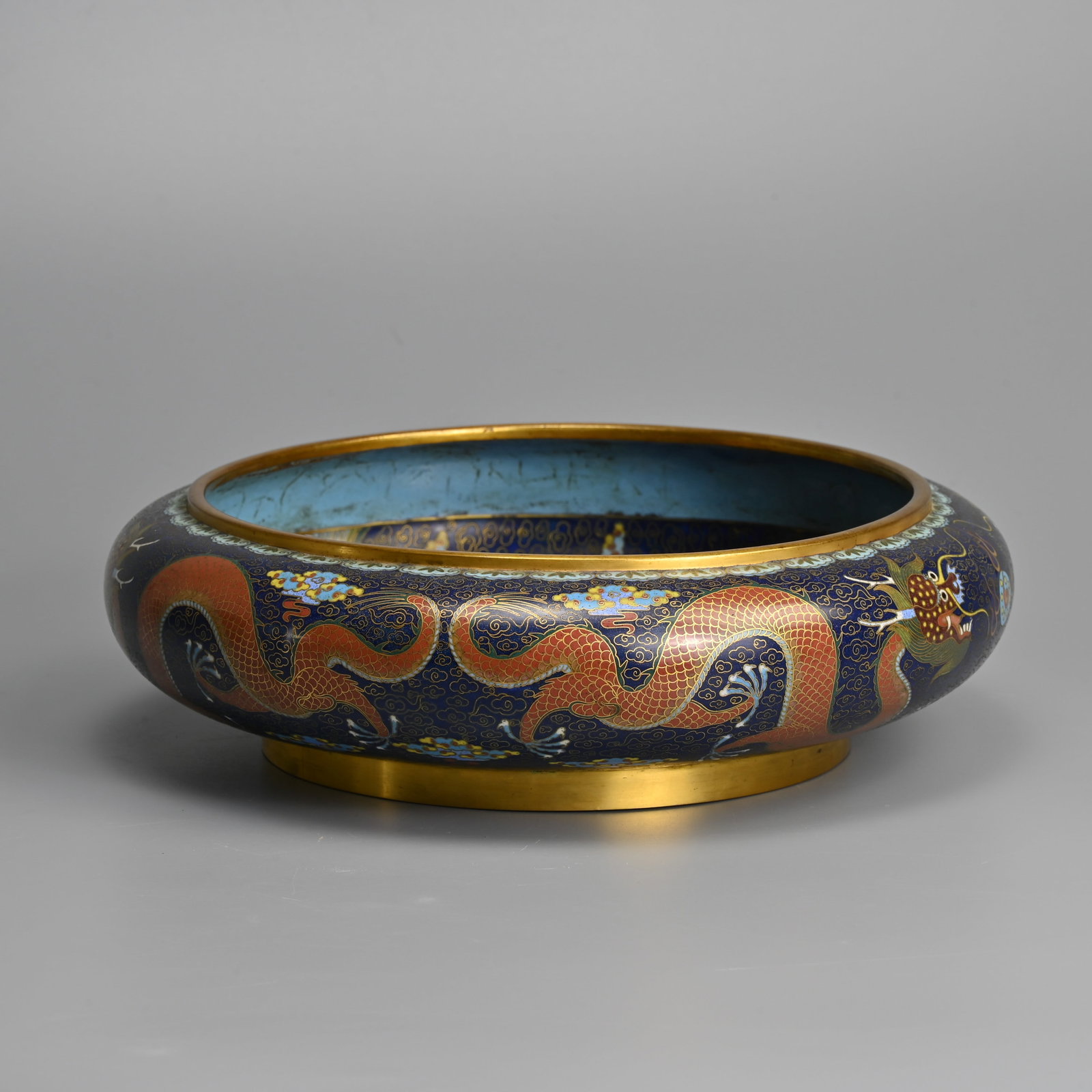 A CHINESE CLOISONNE ENAMEL 'DRAGON' BOWL, 19TH CENTURY, LATE QING DYNASTY. (1 of 8)