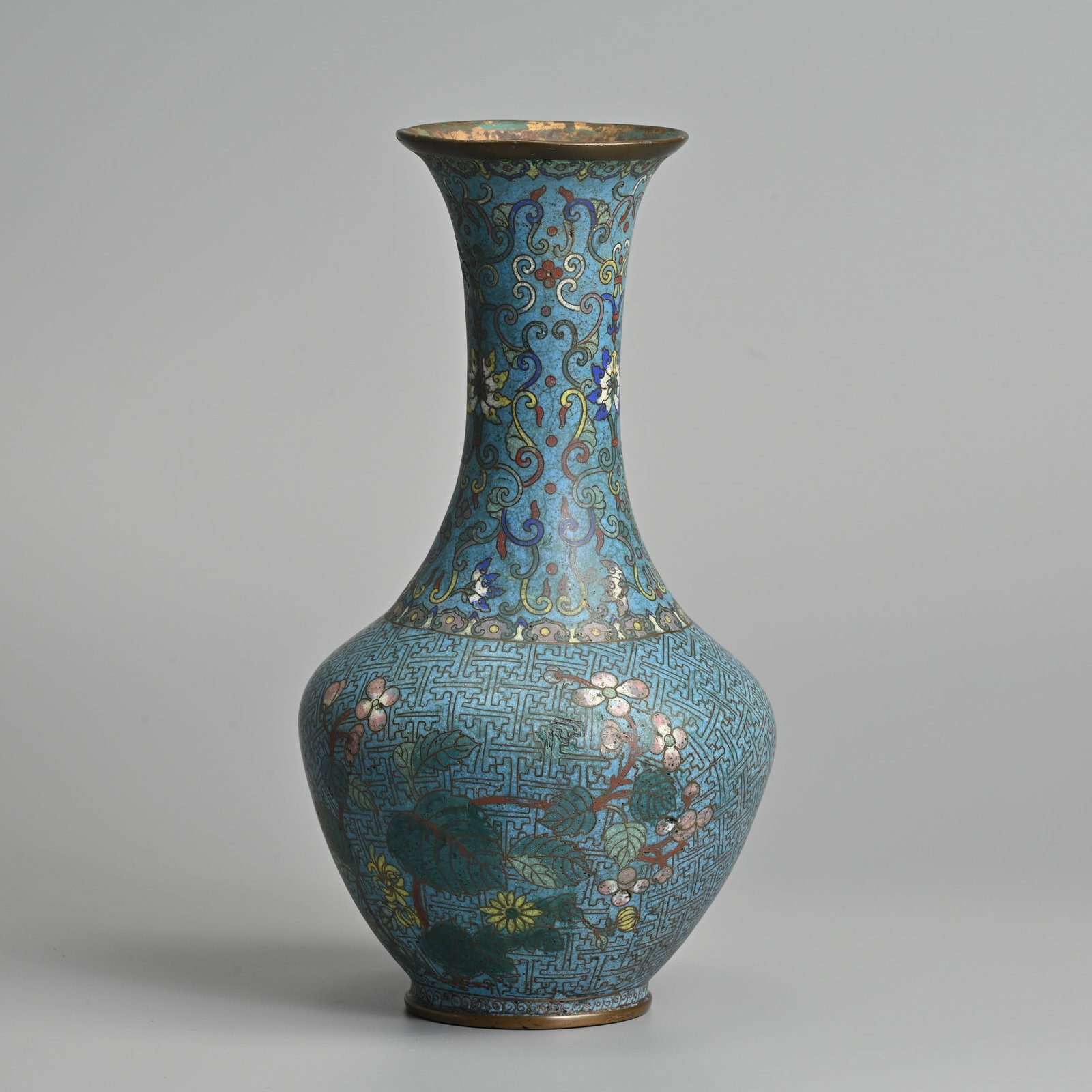 A CHINESE CLOISONNE ENAMEL BOTTLE VASE, CAST QIANLONG FOUR CHARACTER MARK, 19TH CENTURY. (1 of 7)