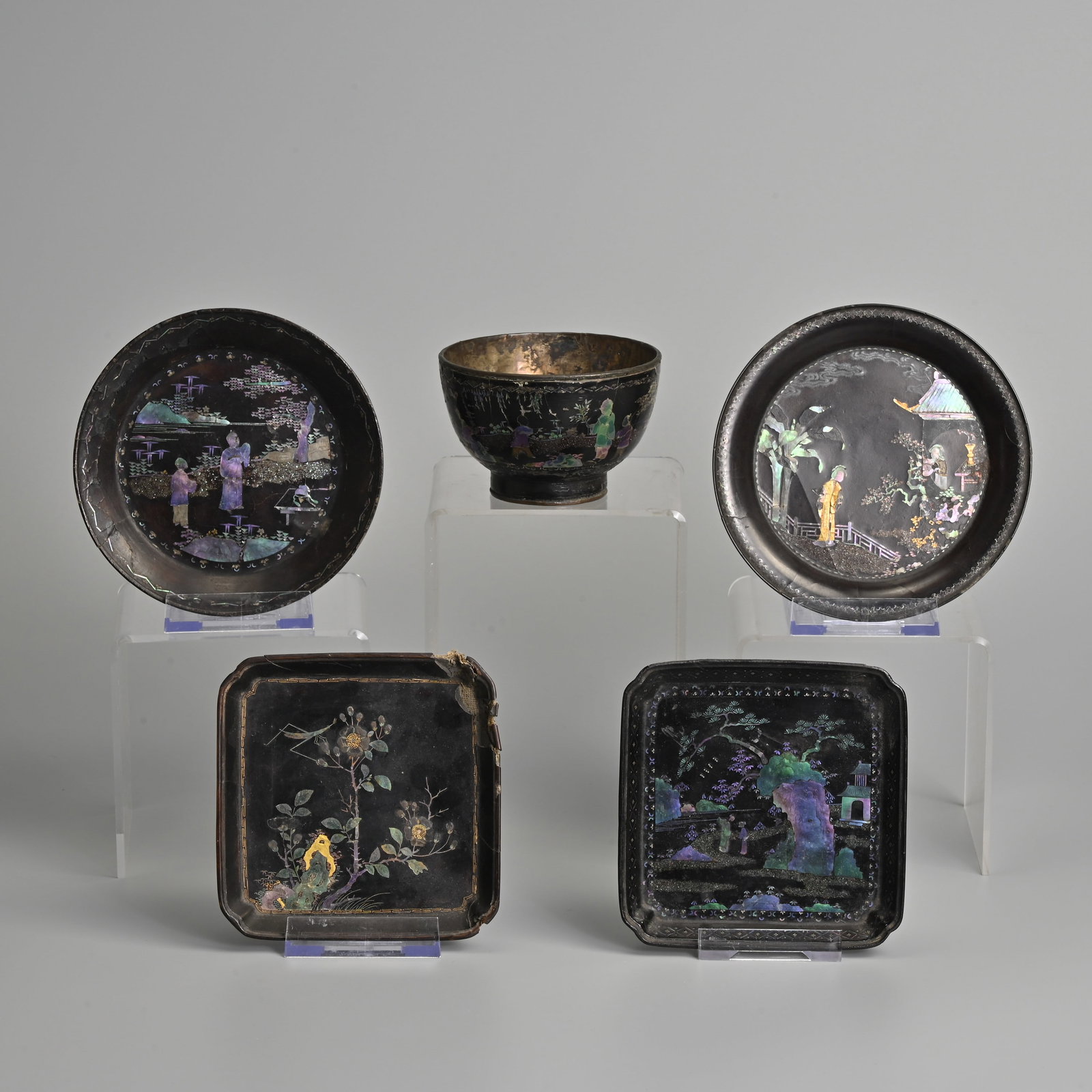 A GROUP OF CHINESE MOTHER OF PEARL INLAID BLACK LACQUER AND GOLD FOILED BOWL AND DISHES, KANGXI (1 of 14)