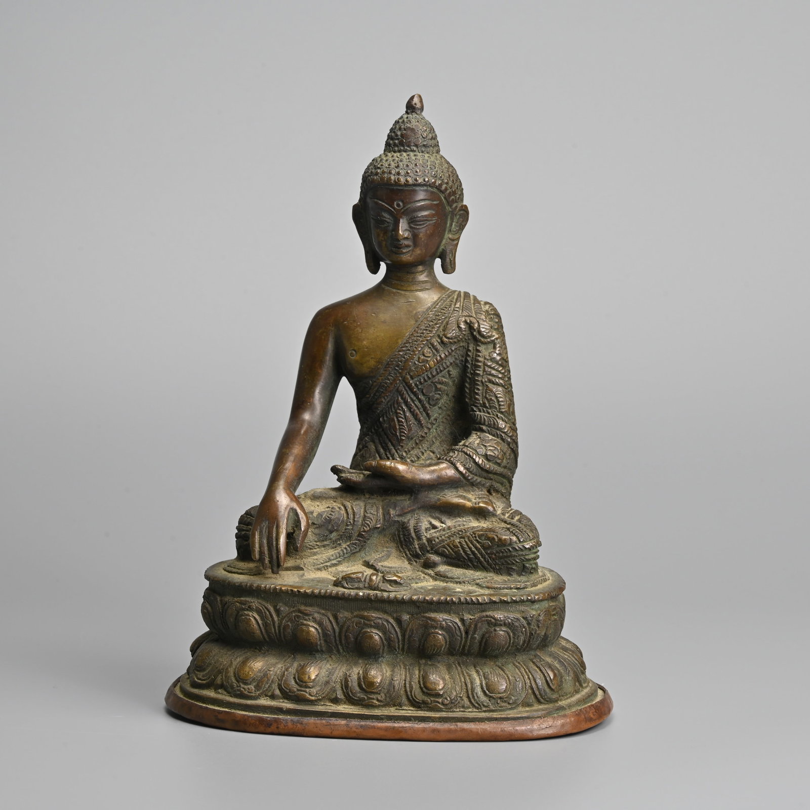 A TIBETAN BRONZE FIGURE OF BUDDHA SHAKYAMUNI, 19/20TH CENTURY. (1 of 7)