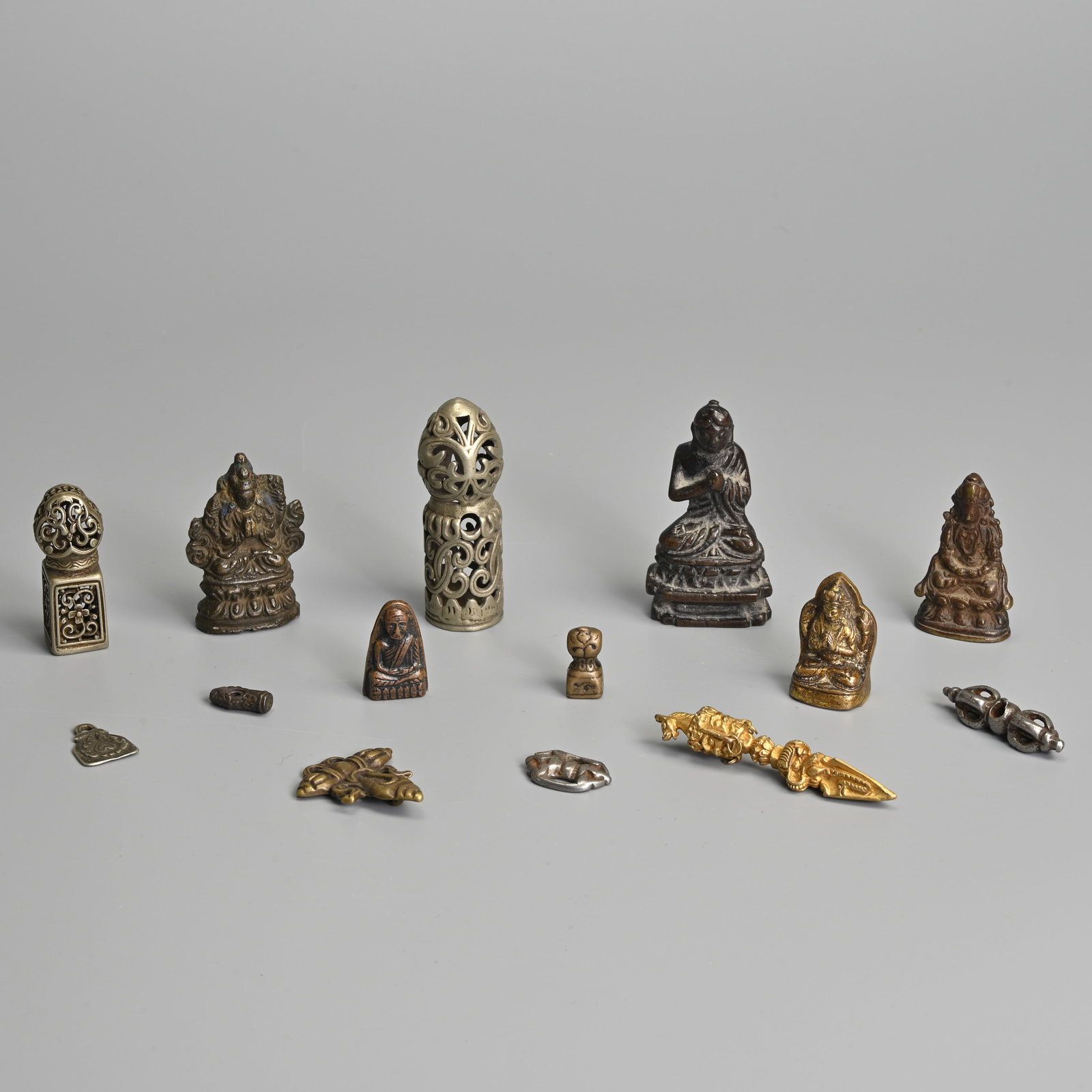 A GROUP OF HIMALAYAN / TIBETAN / THAI MIXED METAL FIGURES OF BUDDHA, SEALS, AMULETS PENDANTS AND (1 of 15)