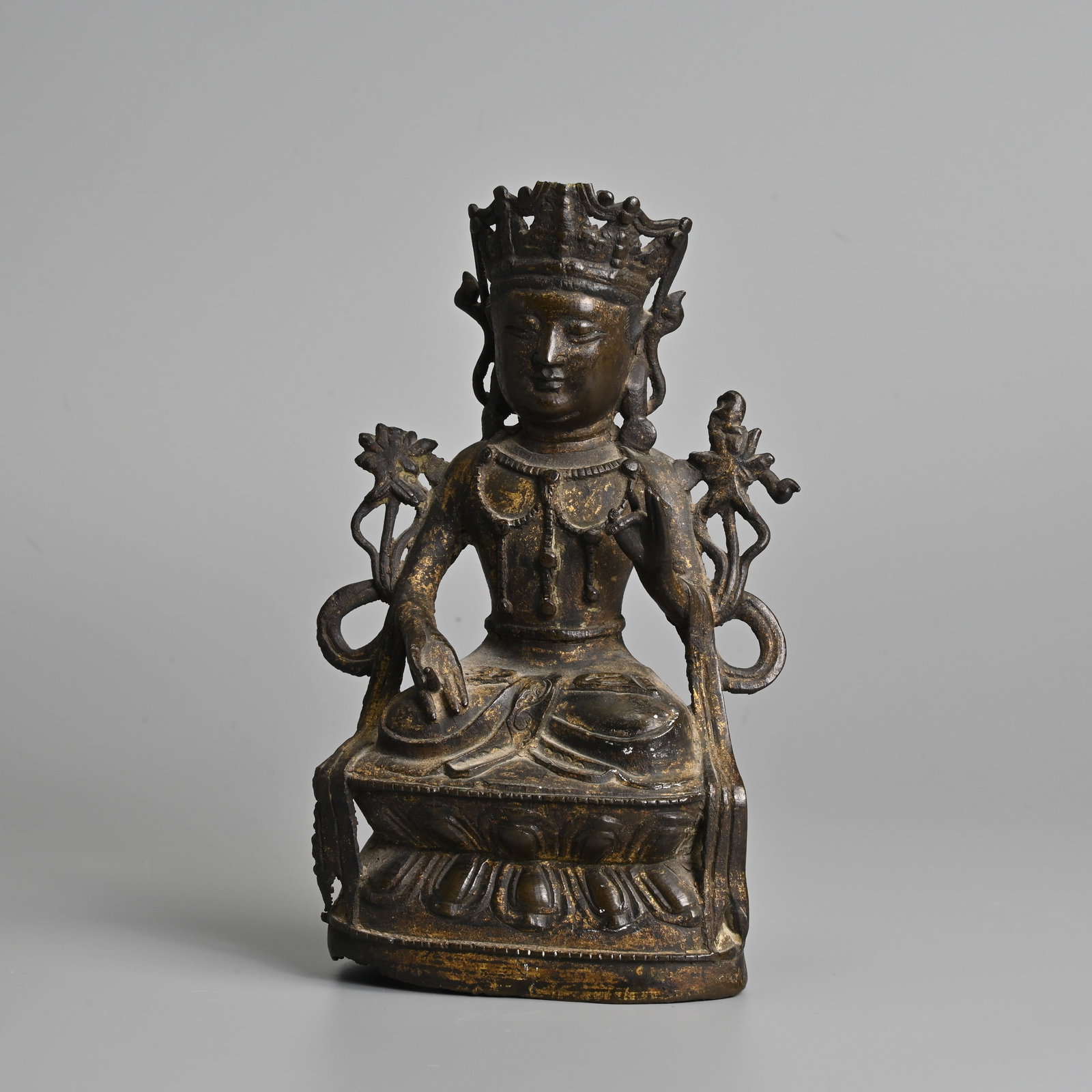 A CHINESE BRONZE FIGURE OF SEATED GUANYIN, MING DYNASTY OR LATER. (1 of 7)