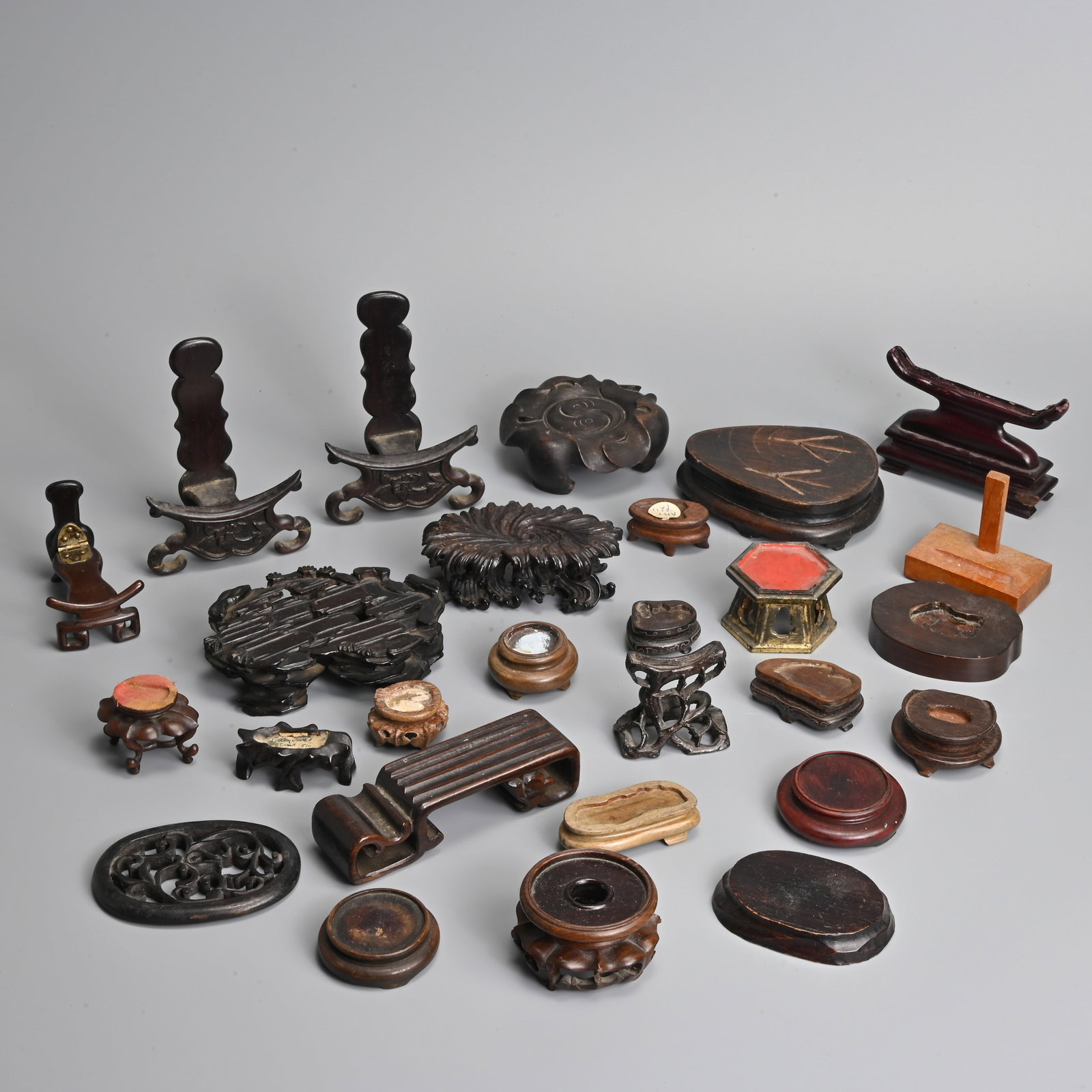 A QUANTITY OF CHINESE HARDWOOD DISPLAY STANDS, 19/20TH CENTURY. (1 of 5)