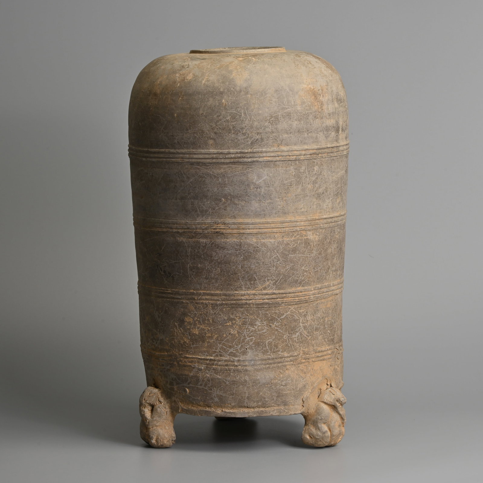 A LARGE CHINESE GREY POTTERY GRANARY JAR WITH BEAR SUPPORTS, HAN DYNASTY (206BC - 220AD). (1 of 6)