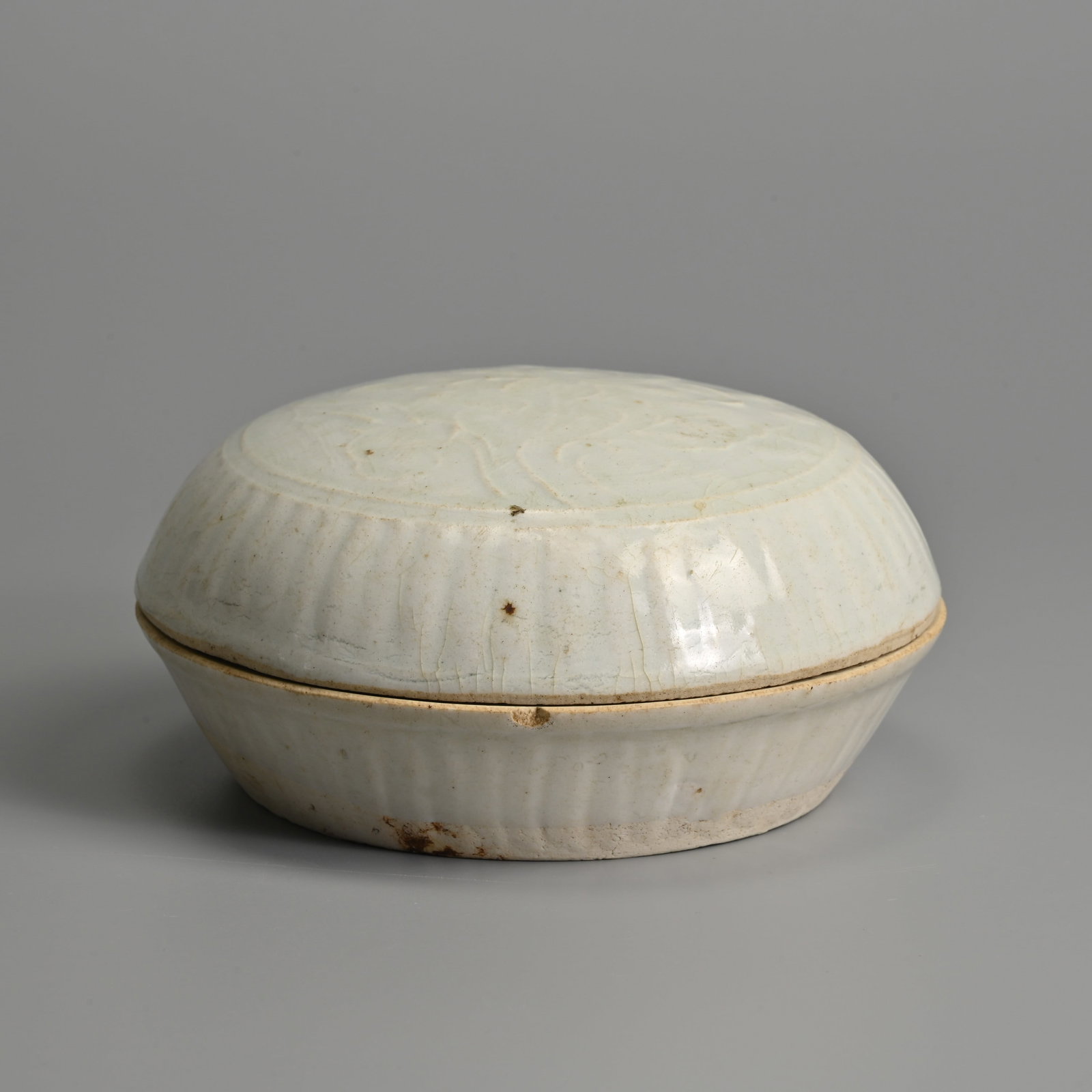 A LARGE CHINESE QINGBAI WARE 'LOTUS' COSMETIC BOX AND COVER, SONG / YUAN DYNASTY. (1 of 7)