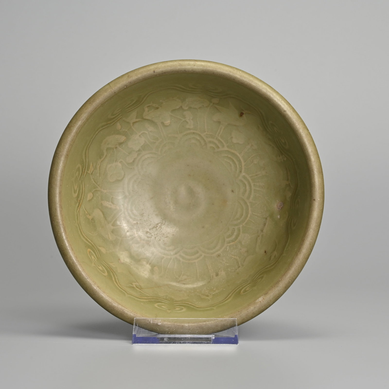 A RARE CHINESE LONGQUAN CELADON GLAZED 'EIGHT CRANES' BOWL, YUAN / EARLY MING DYNASTY. (1 of 13)