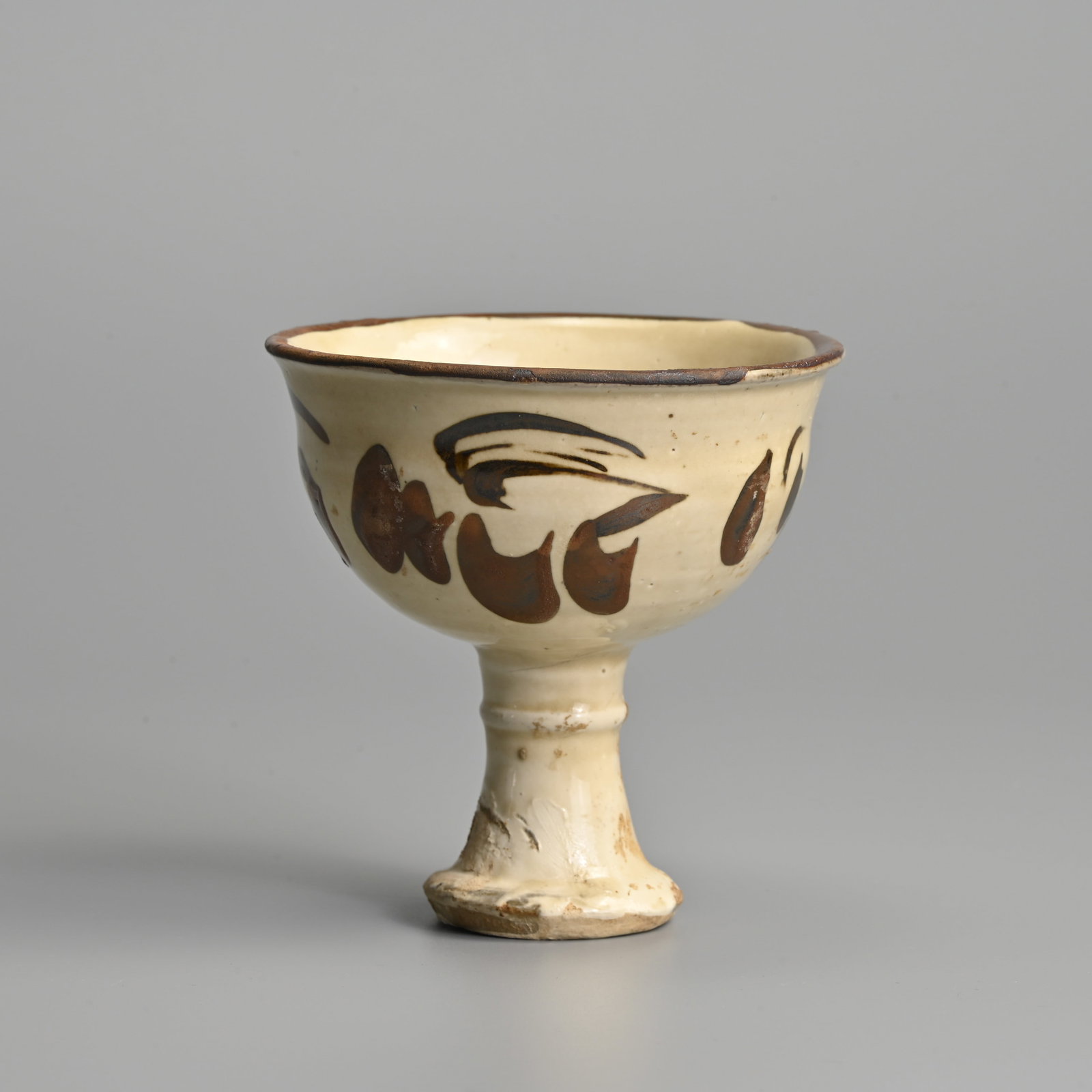 A CHINESE CIZHOU TYPE STONEWARE SLIP DECORATED STEM CUP, YUAN / MING DYNASTY. (1 of 6)
