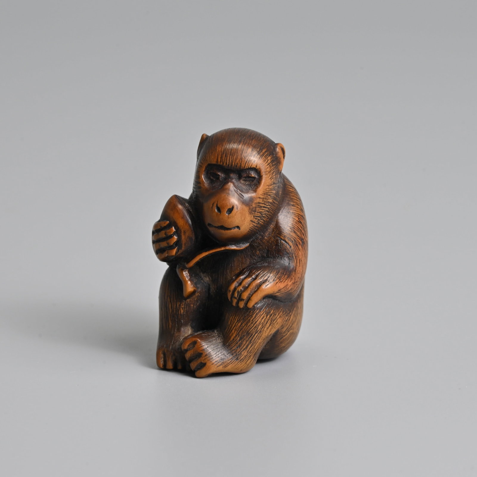 A FINE JAPANESE CARVED BOXWOOD 'MONKEY AND PEACH' NETSUKE, UNSIGNED, MEIJI PERIOD. (1 of 6)