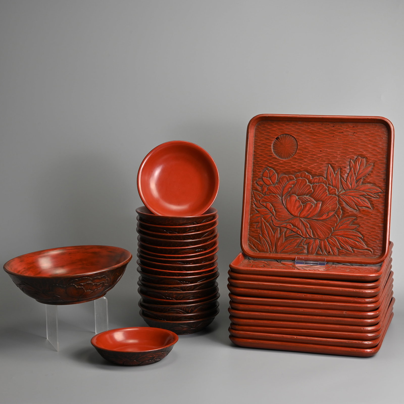 A SET OF JAPANESE KAMAKURA BORI RED LACQUER WARE TRAYS AND BOWLS, SINGED RYOUN, EARLY 20TH CENTURY. (1 of 13)