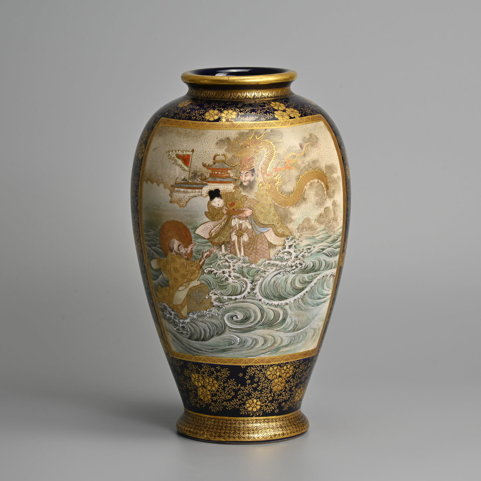 A FINE JAPANESE SATSUMA WARE OVOID VASE, LATE MEIJI PERIOD. (1 of 7)
