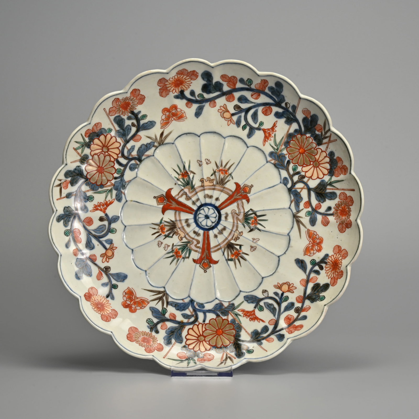 A JAPANESE IMARI PORCELAIN SCALLOPED 'CHRYSANTHEMUM' DISH, MEIJI PERIOD. (1 of 4)