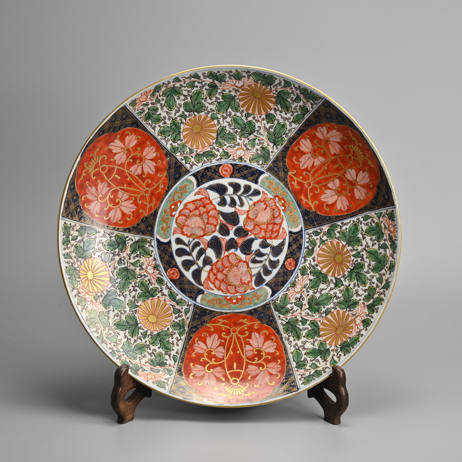 A LARGE JAPANESE IMARI WARE PORCELAIN CHARGER, MEIJI PERIOD, CIRCA 1900. (1 of 4)