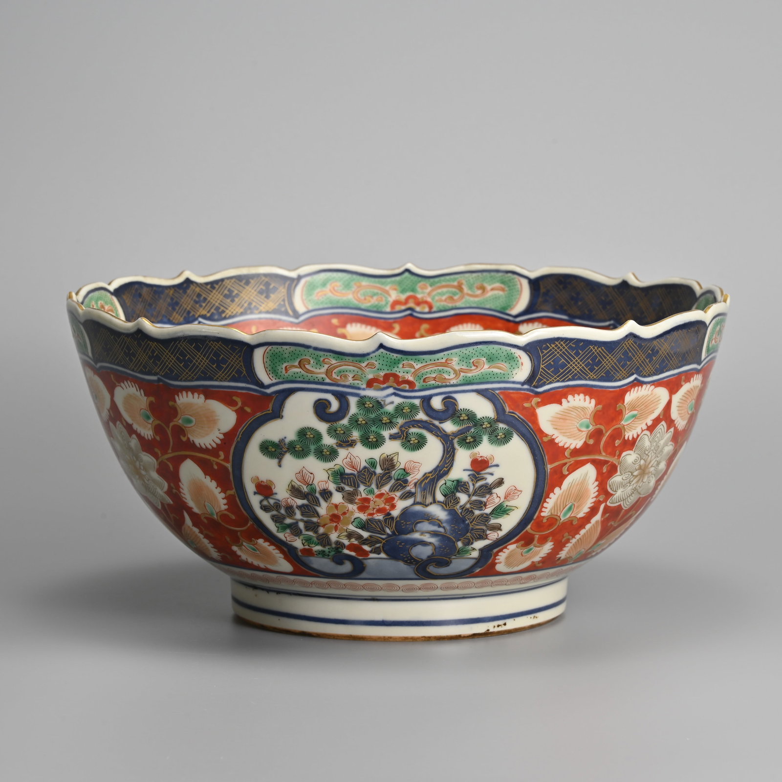 A LARGE JAPANESE IMARI WARE PORCELAIN BOWL, CHENGHUA MARK, MEIJI PERIOD, CIRCA 1900. (1 of 7)