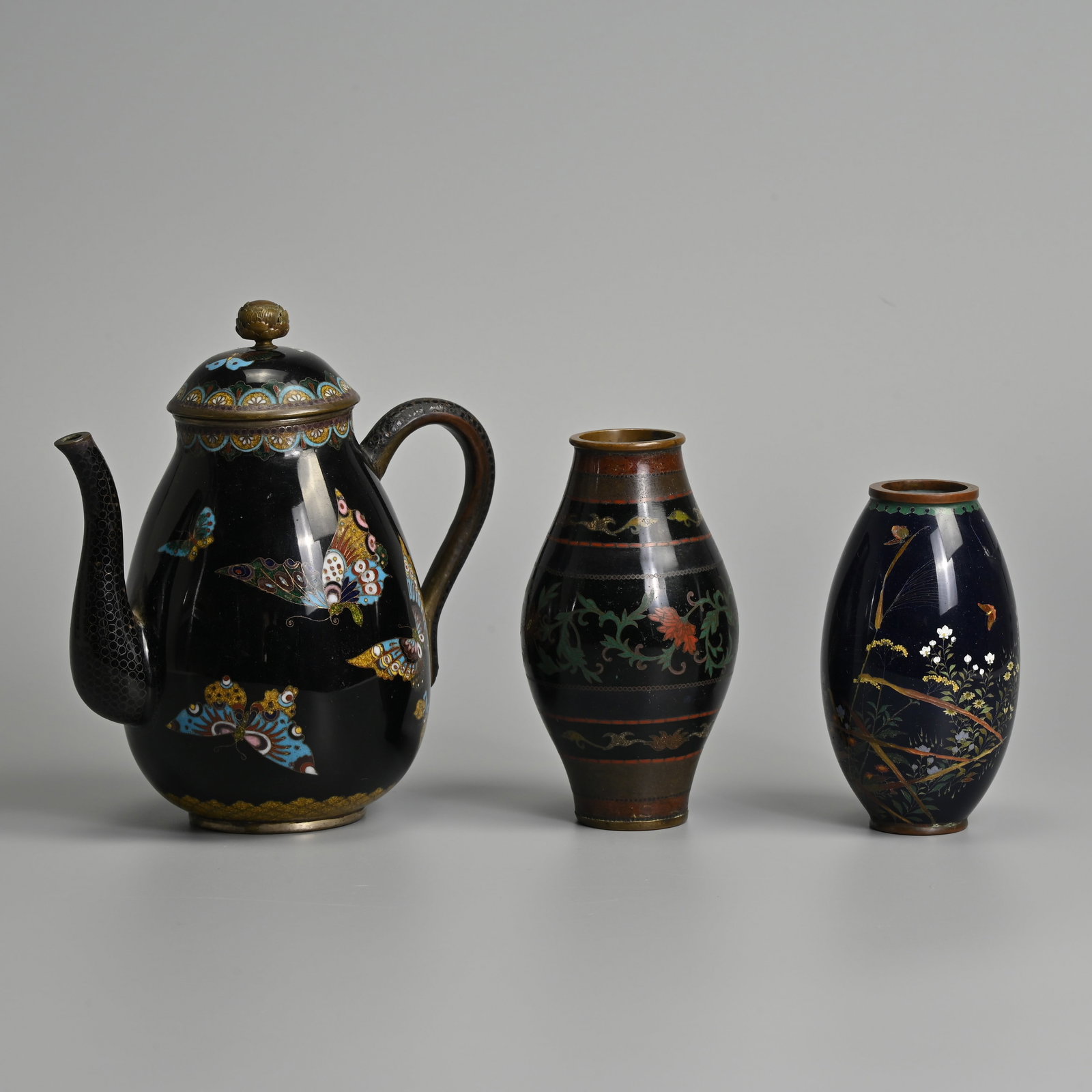 THREE JAPANESE CLOISONNE ENAMEL ITEMS, MEIJI PERIOD. (1 of 15)