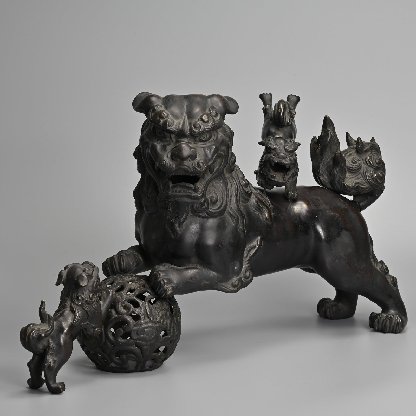 A LARGE JAPANESE SECTIONAL BRONZE TEMPLE LION GROUP, 20TH CENTURY. (1 of 5)