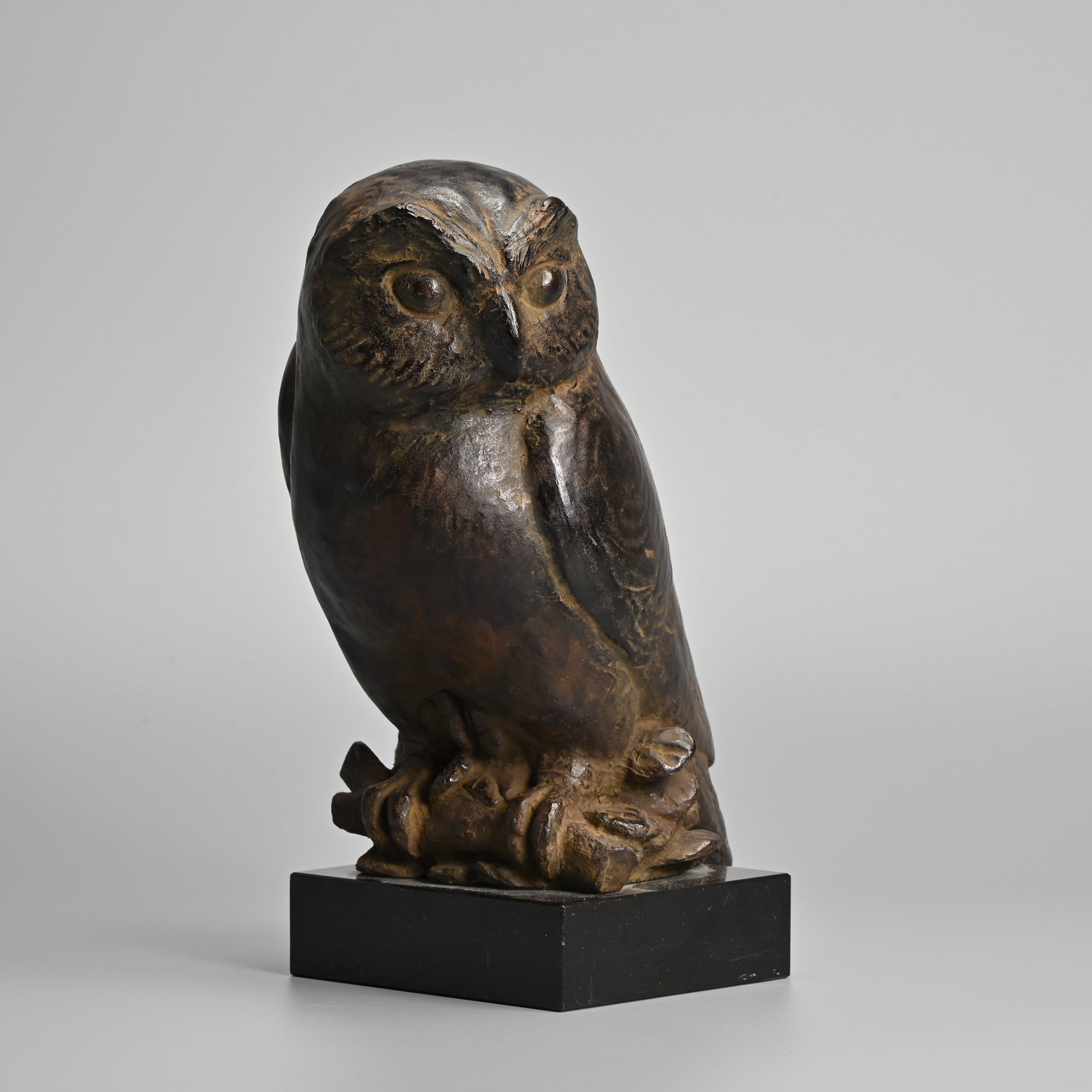 A JAPANESE BRONZE MODEL OF AN OWL ON MARBLE STAND, KATSUZO ENTSUBA (1905-2003).: A JAPANESE BRONZE MODEL OF AN OWL ON MARBLE STAND, KATSUZO ENTSUBA (1905-2003). 'Shima fukuro' King of the Forest owl on a marble base. Signed together with tomobako wood box. Owl 24.5cm high x 16cm w