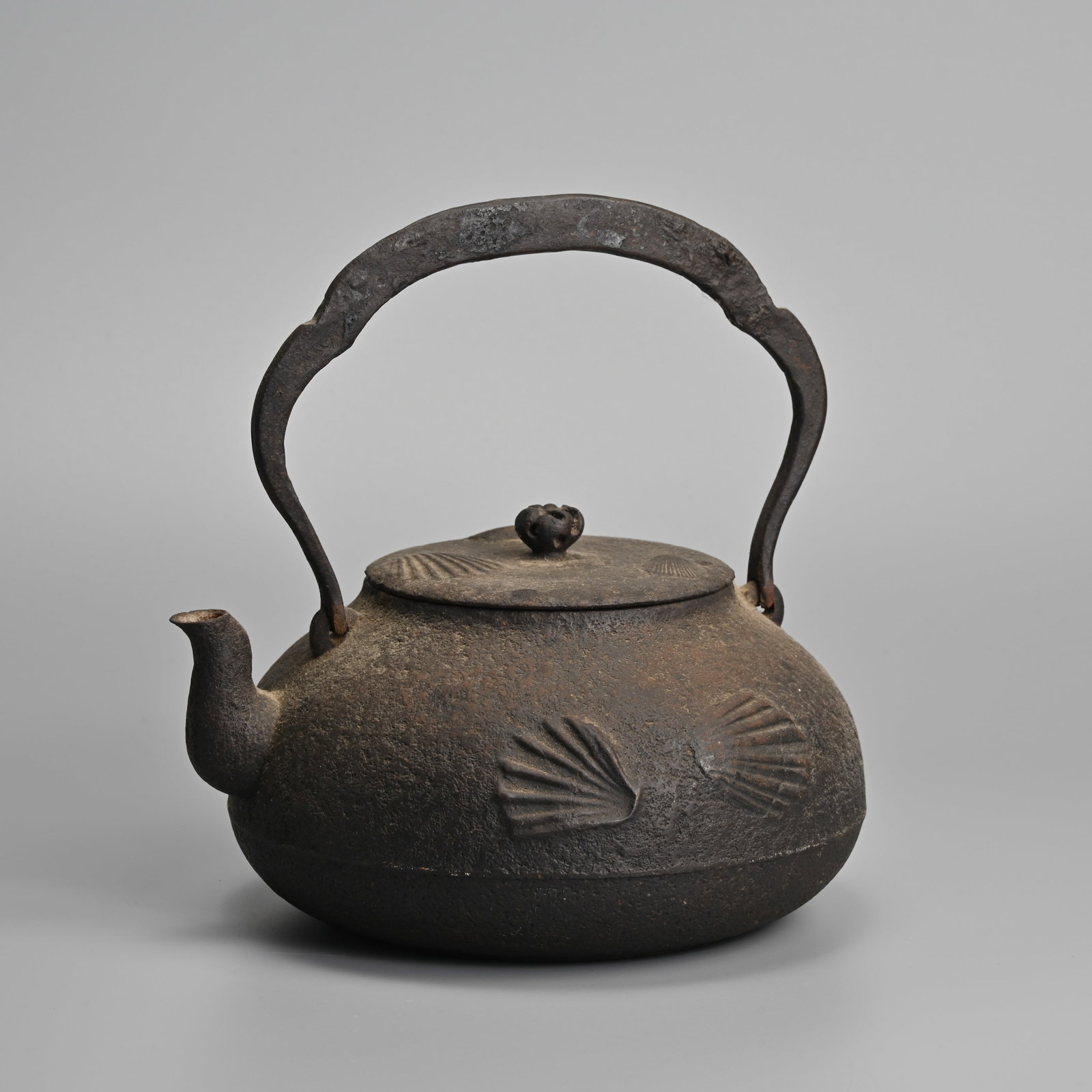 A JAPANESE CAST IRON TEA KETTLE, TETSUBIN, MEIJI PERIOD. (1 of 10)
