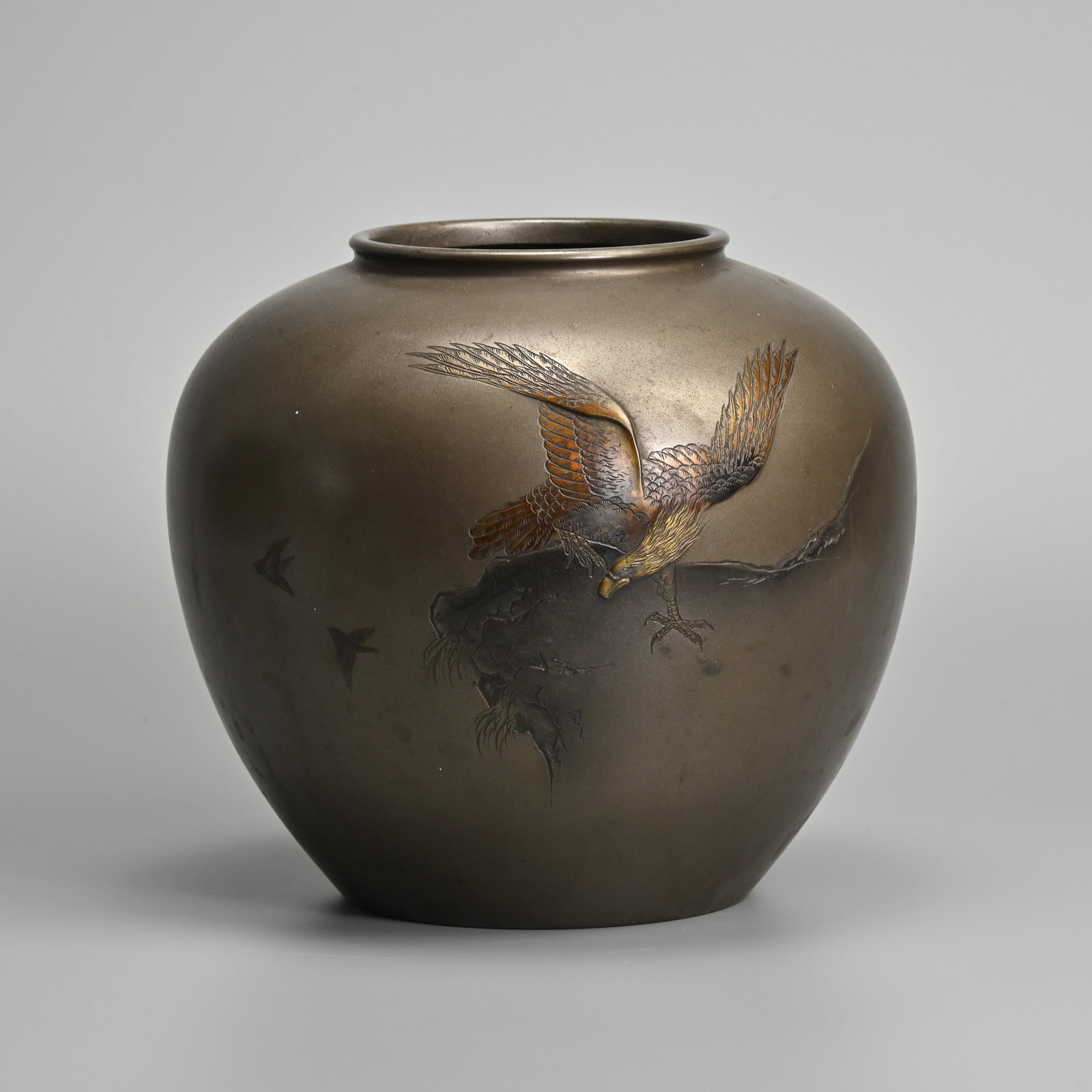 A JAPANESE COMMEMORATIVE MIXED METAL 'EAGLE' VASE, SIGNED MITSUHIRO, CIRCA 1934. (1 of 6)