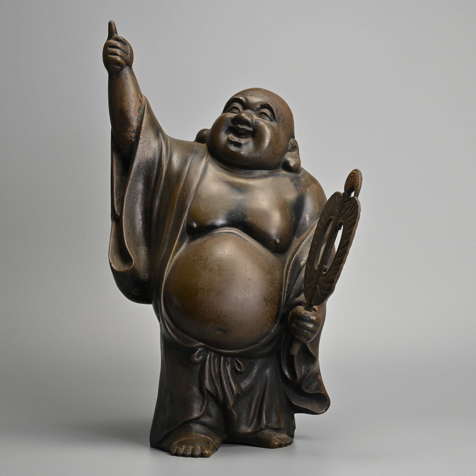 A LARGE JAPANESE BRASS FIGURE OF HOTEI HOLDING AN UCHIWA, 20TH CENTURY. (1 of 7)
