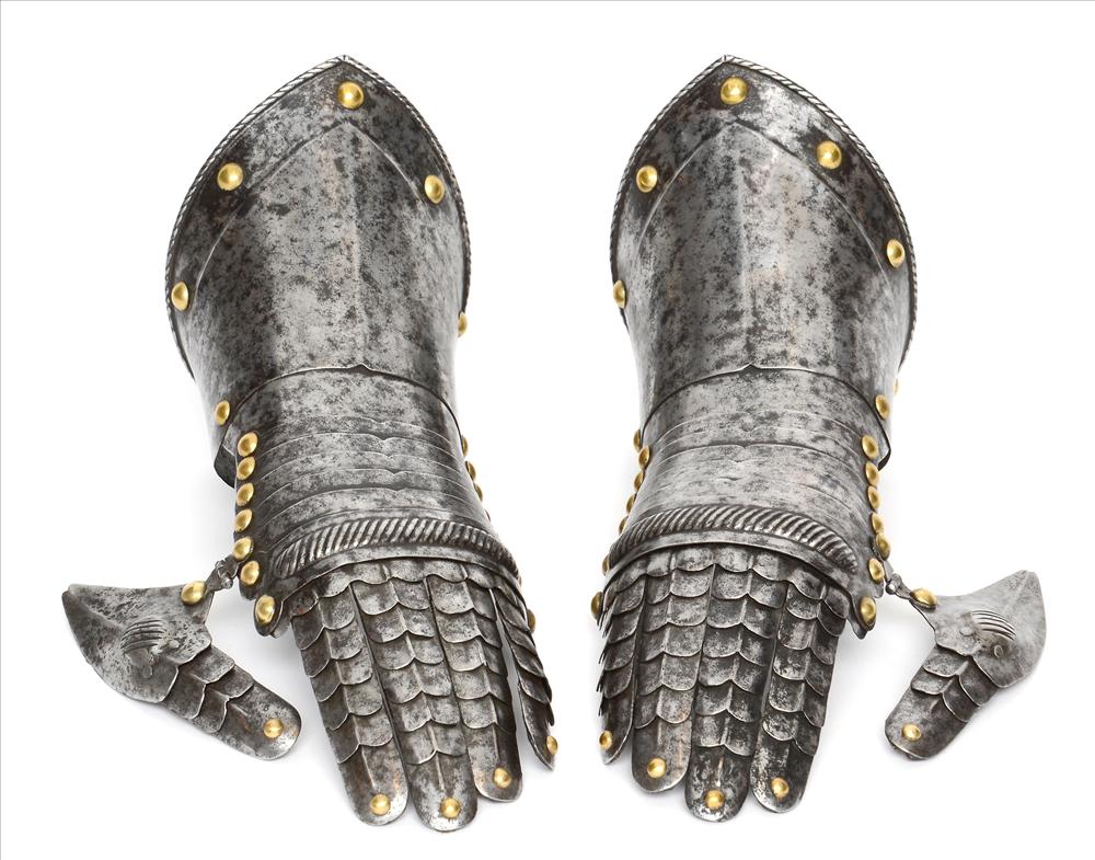A pair Hentzen, German 16th century: Closed, ridged cuffs with engraved edge strip and roped edges. Quintuple pushed back of the hand with corded Knöchelwulst. Anscharnierte thumb. Pushed his fingers, ridged. Slightly corroded. Length a