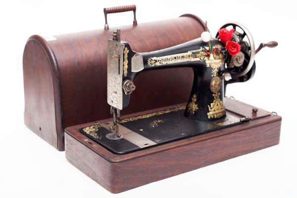 Cast iron singer sewing machine with case: 16 tall x 20 wide