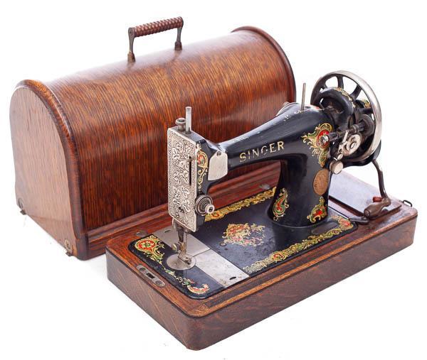 Vintage Cased Singer Sewing Machine (1 of 3)