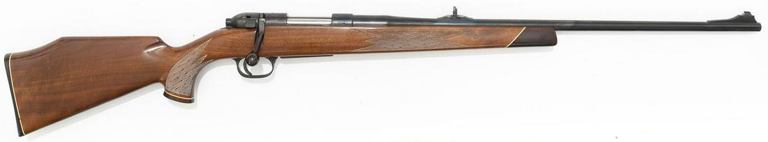 Mauser 4000 .222 Rem Bolt-Action Rifle: Serial: 02243 Manufacturer: Mauser Model: 4000 Caliber: .222 rem Barrel length: Condition: Excellent; in box With sights Provenance: The Estate of Dr. Thomas Romo, Jr. (San Antonio, Texas) ALL firearm