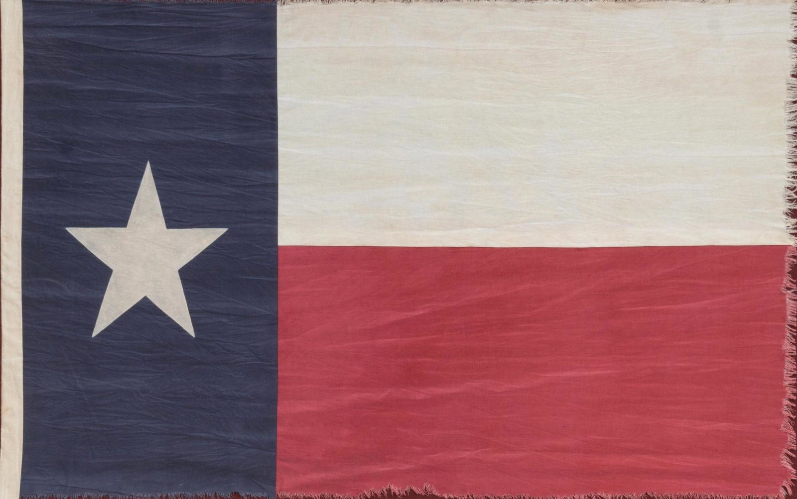 Framed Texas Flag: Texas flag, fabric, framed sight: 24.5 x 38", frame: 31 x 45.25" Condition: Damage to fabric on edges State-wide delivery is available for this item. Please email shipping@vogtauction.com or call 210-