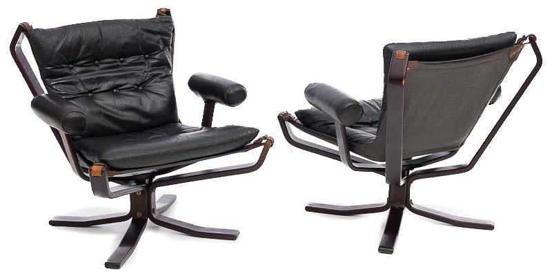 Pair of Mid-Century Modern Arm Chairs: Pair of Mid-Century modern arm chairs, black leather, metal base 31.5" tall x 31" wide/ Each State-wide delivery is available for this item. Please email shipping@vogtauction.com or call 210-822-6155