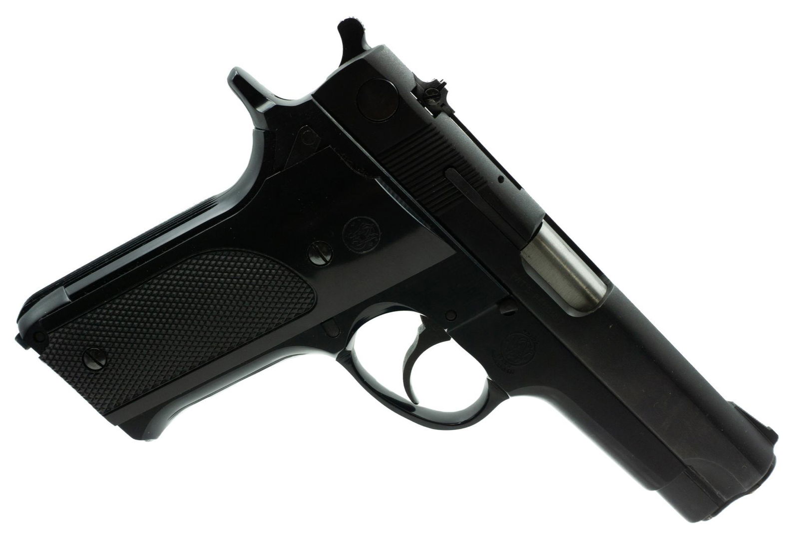 Smith & Wesson Model 59 9mm Pistol: Serial: A465506 Manufacturer: Smith & Wesson Model: 59 Caliber: 9mm luger Barrel length: Condition: Good w/ Box & 2 magazines Provenance: The Estate of Earl Mayfield (San Antonio, TX) NOTICE: All sale