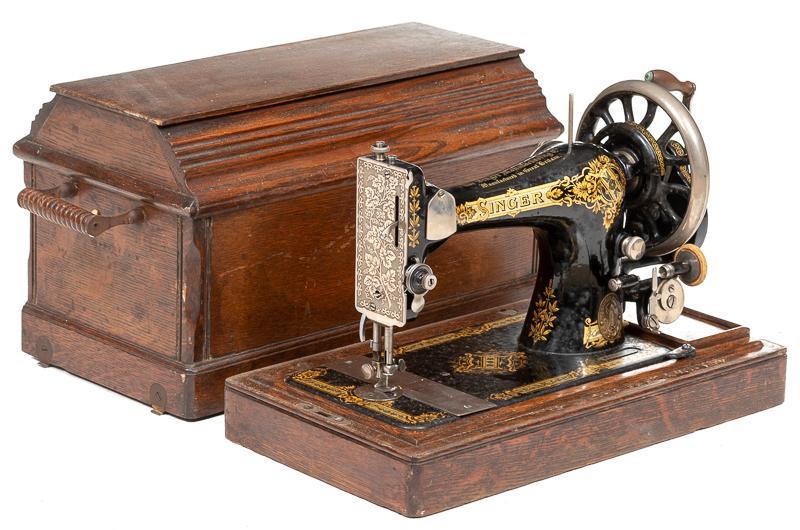 Vintage Singer Sewing Machine in Case: Vintage Singer sewing machine in case 12"h x 21.5"w x 9.5"d