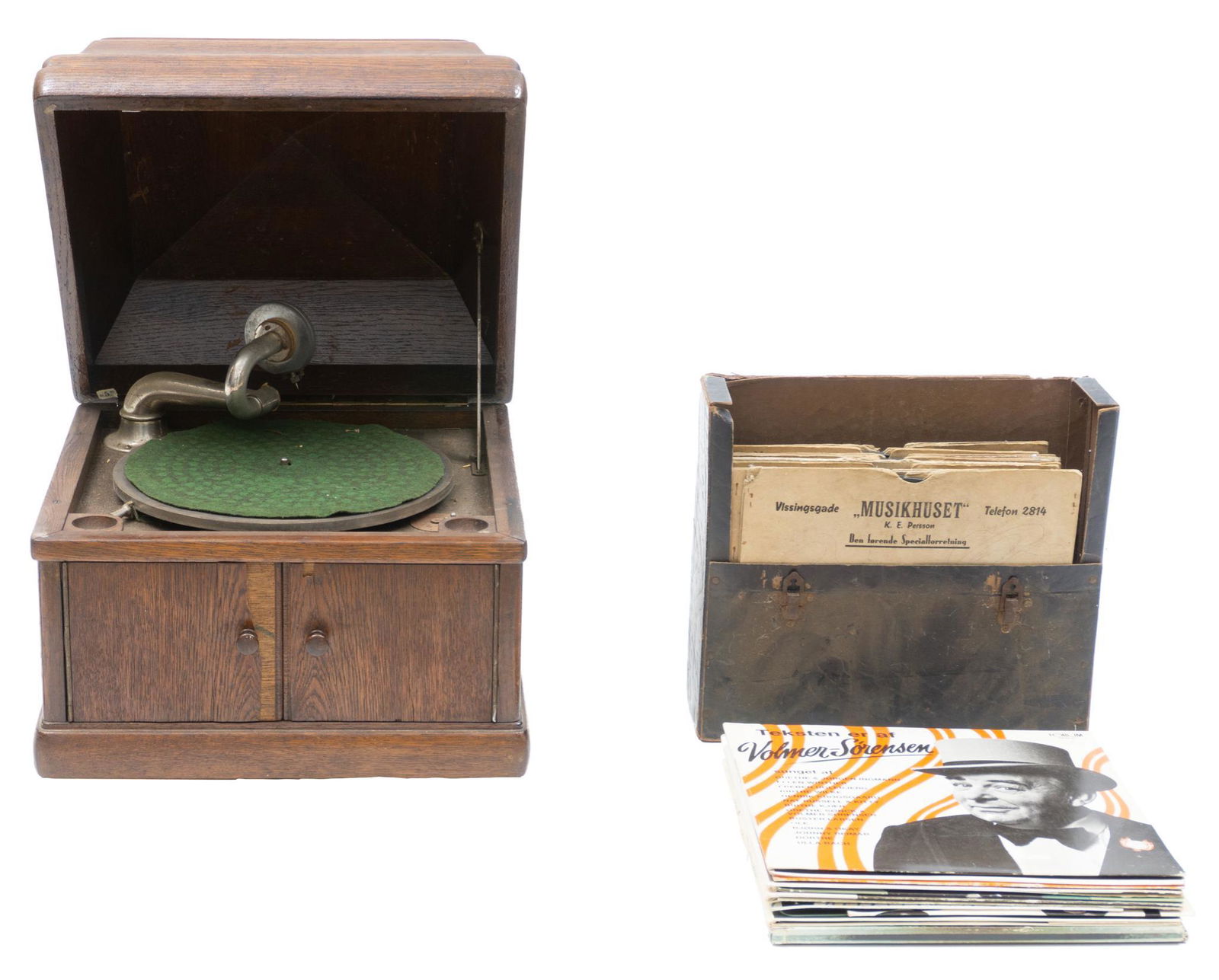 Vintage Phonograph with 29 78 RPM Records (1 of 4)