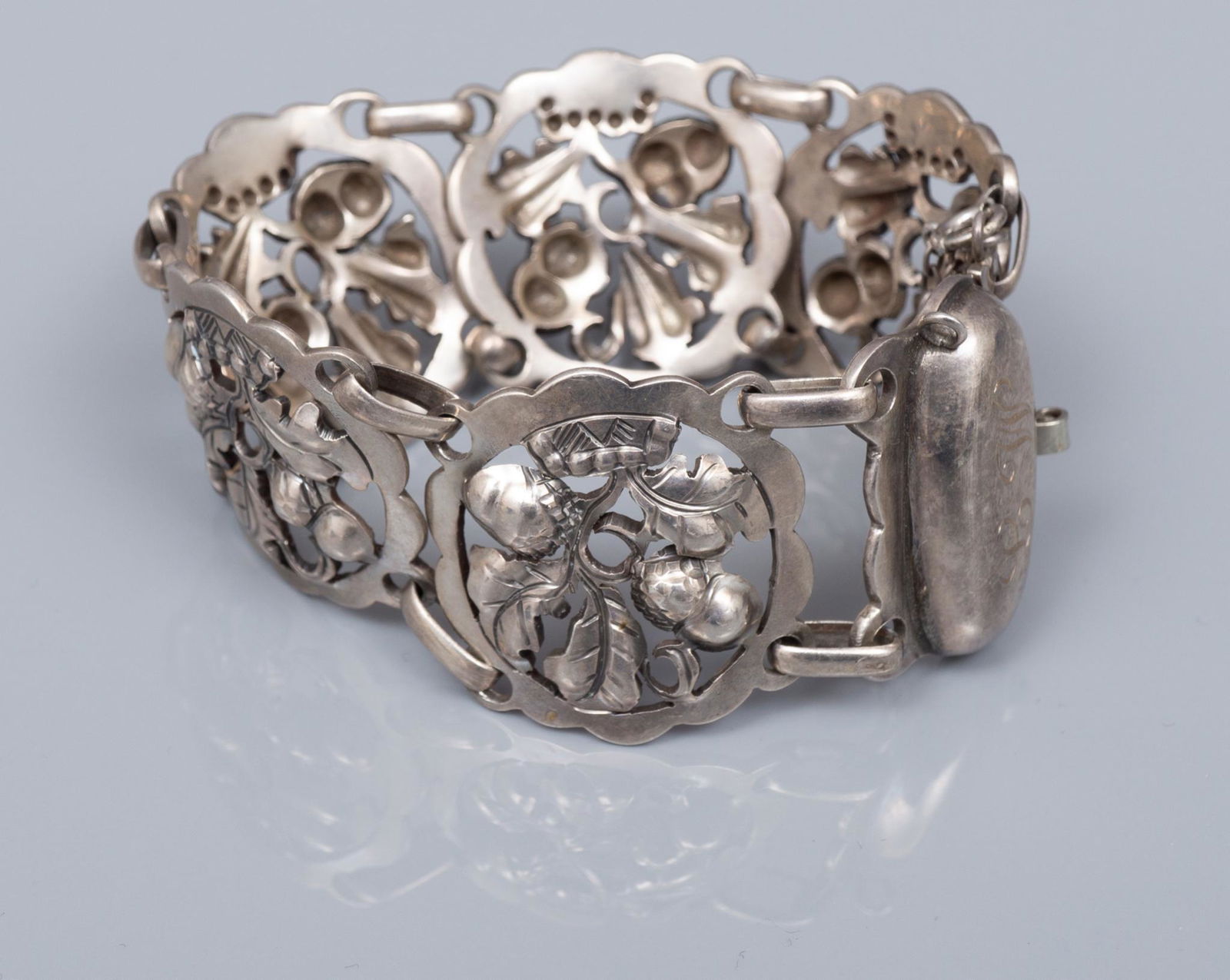 Kalo Arts and Crafts Sterling Silver Acorn Bracelet (1 of 5)