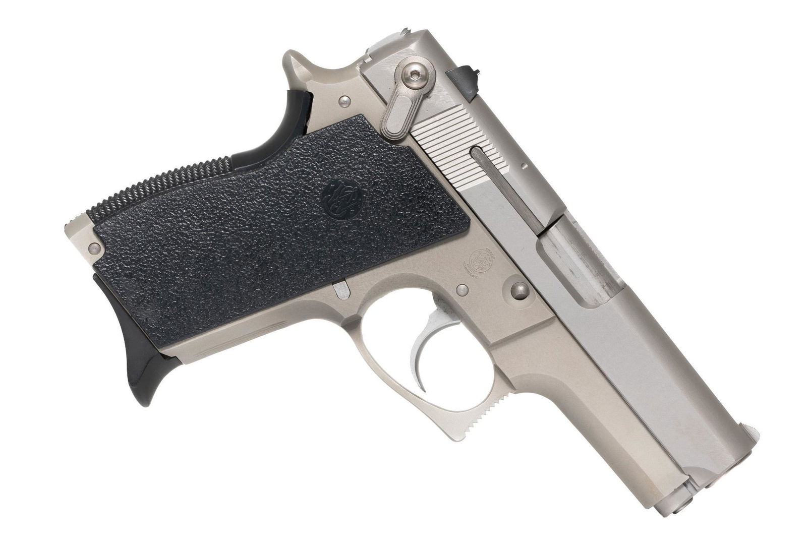 Smith & Wesson Model 669 9mm Parabellum Semi-Automatic: Serial: TAF8288 Manufacturer: Smith & Wesson Model: 669 Caliber: 9mm Parabellum Barrel length: 2.375" Condition: Good; light wear/signs of use Includes: 1 extra magazine; soft hip case Provenance: A