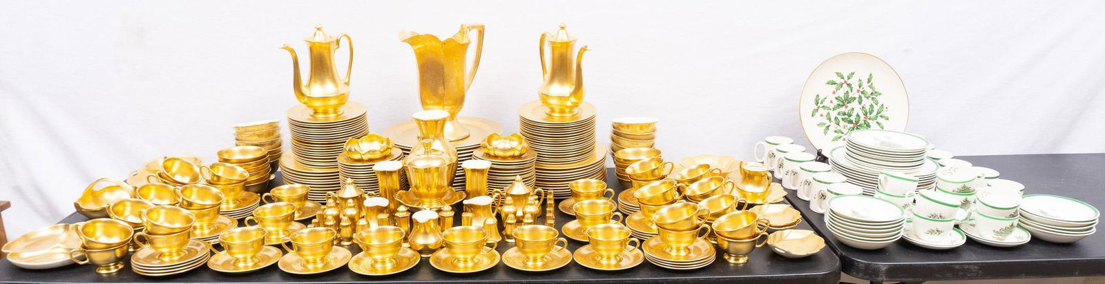 Lot of 2 Porcelain Dinnerware Sets: Collection of two hundred and seventy-three pieces of Pickard dinner and luncheon service, with sixty-two pieces of Spode Christmas dinnerware Pickard: 39 teacups with 36 saucers, 1 coffeepot, 1 teapo