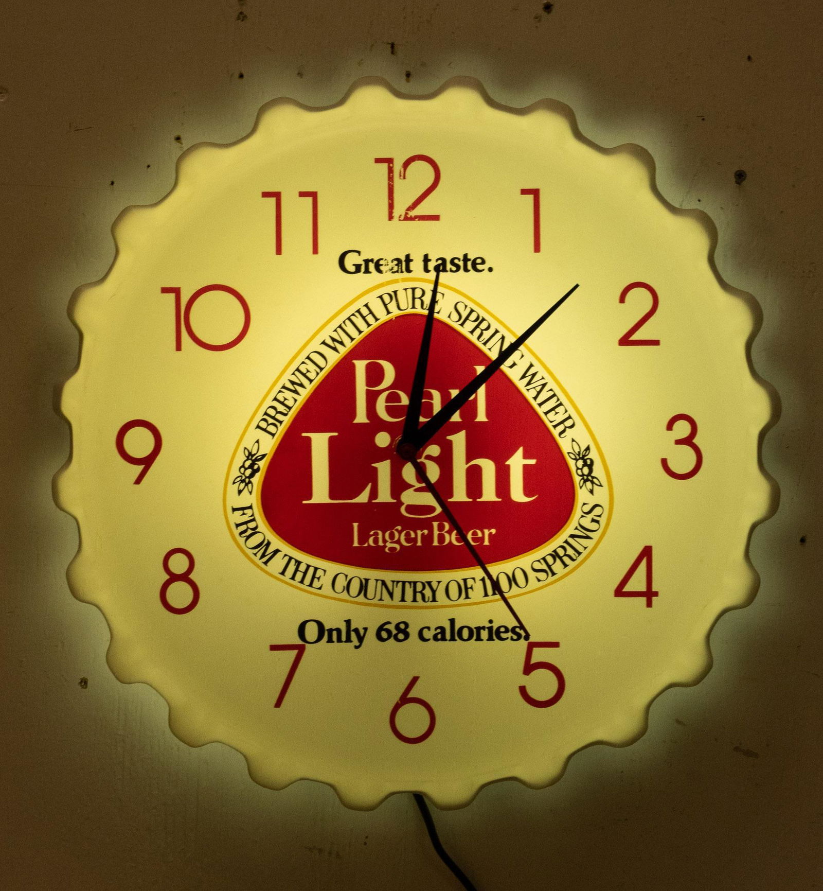 Pear Light Bottle Cap Light-Up Clock: Pearl Light beer illuminating classic bottle cap clock, in working condition 3"h x 16"d Provenance: A Seguin, Texas collection We happily provide seamless shipping services on everything we sell. P