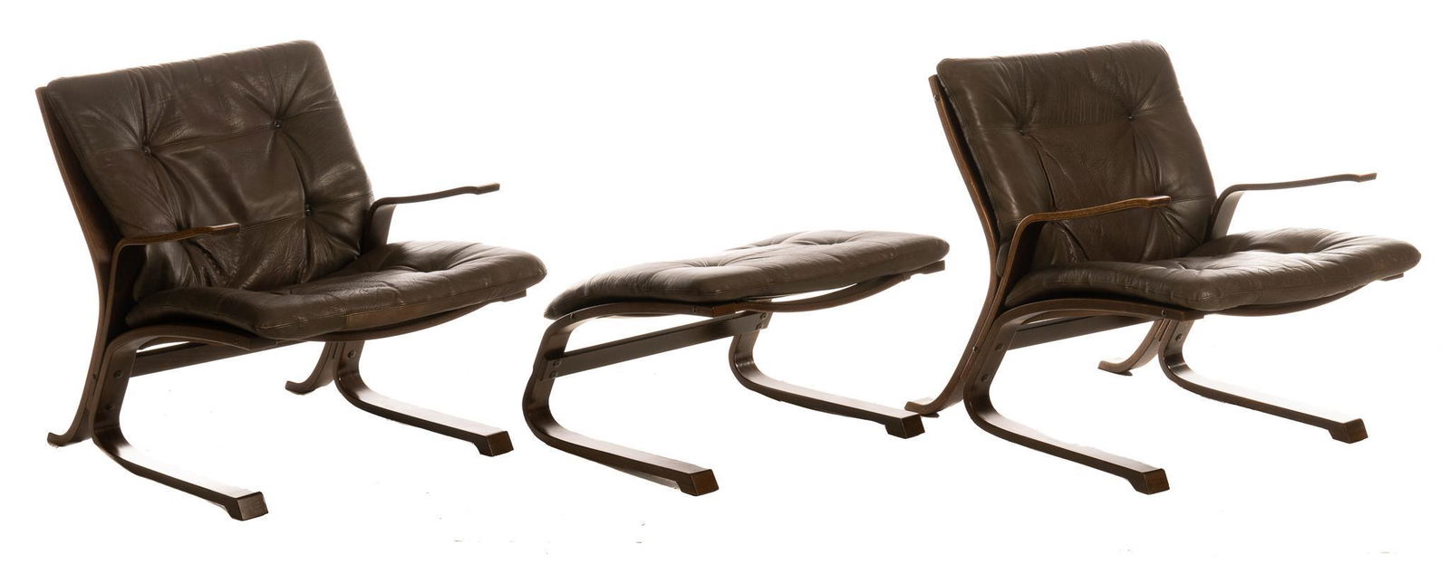 Pair of Mid-Century Low-Back "Siesta" Chairs & Ottoman: Pair of matching Mid-Century low-back siesta chairs, having tufted leather uphosltery, featuring curved sled frame, design after Ingmar Rellling for Westnofa, circa 1970 30"h x 26"w x 35"d We happil