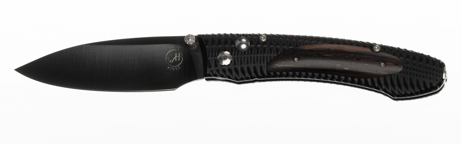 William Henry E6-1 Knife: Includes: box; case; certificate of authenticity Maker: William Henry Blade Length: 2.75" plain edge D2 Steel blade with tungsten carbide coating Grips: Aluminum with Cocobolo scales Condition: mi