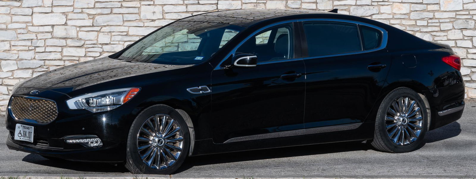 2015 KIA K900 4-door Sedan (1 of 18)