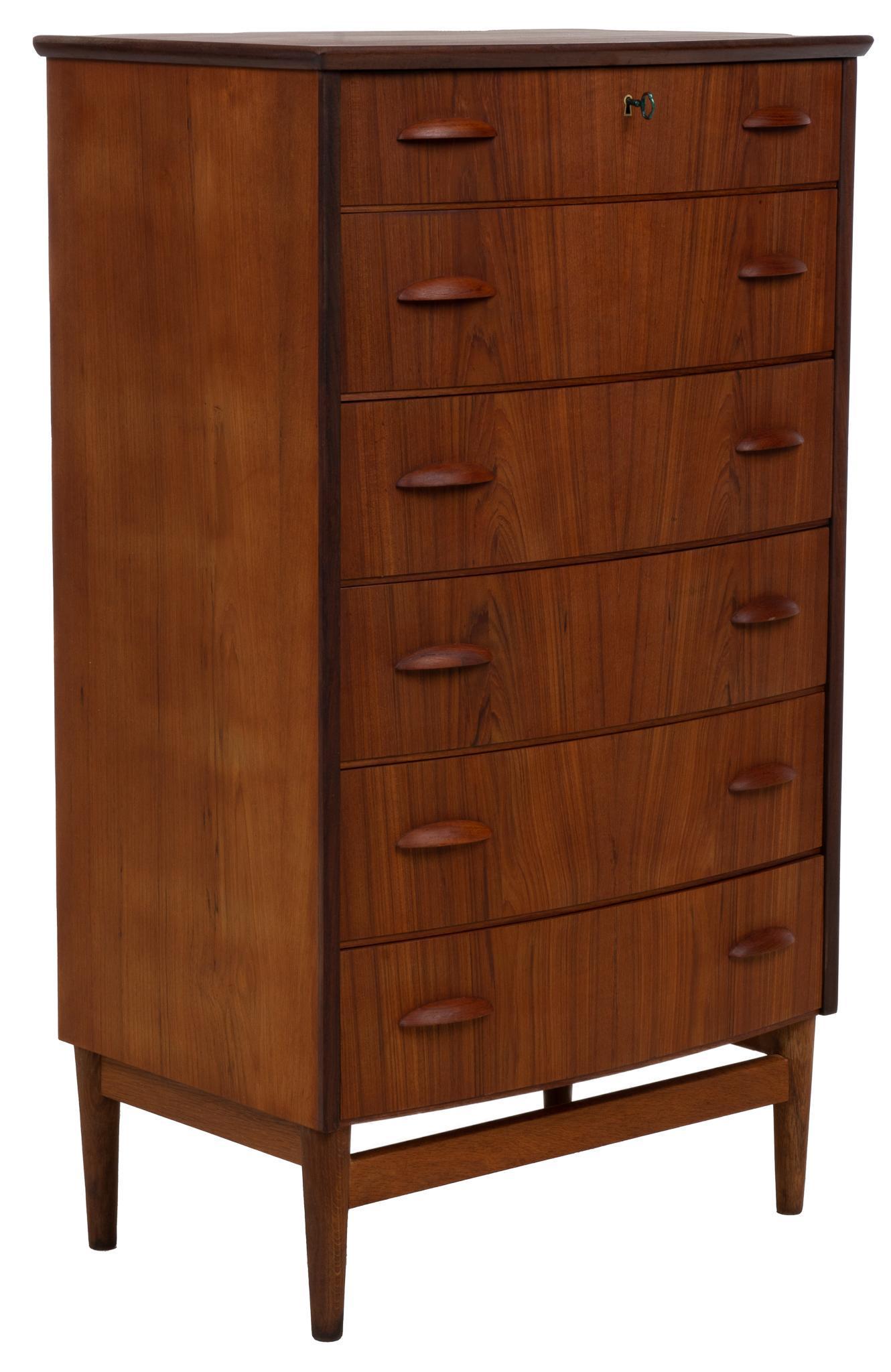 Mid-Century Chest of Drawers (1 of 6)