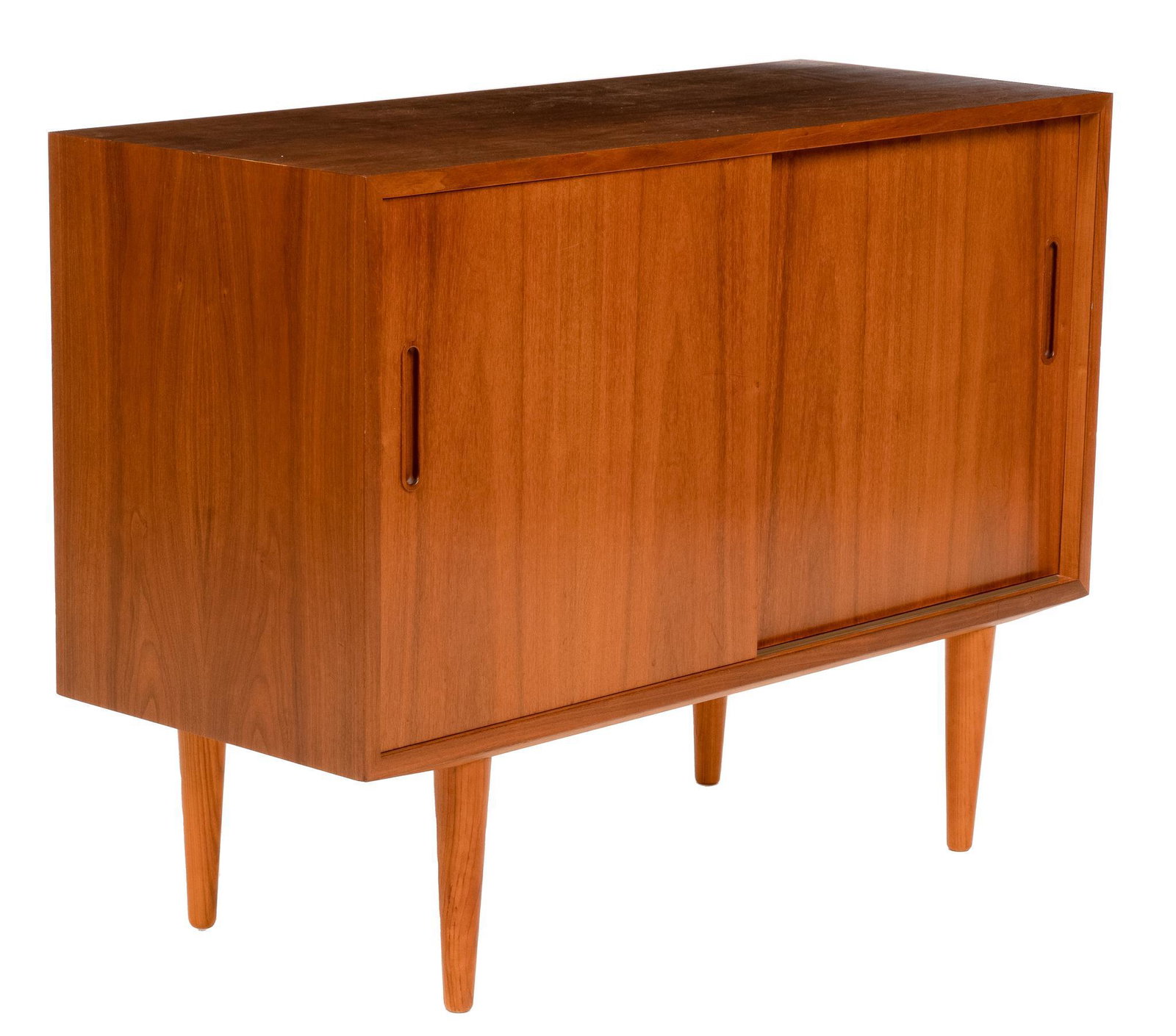 Hundevad Mobelfabrik (DK) Mid-Century Credenza: Danish Mid-Century teak credenza / sideboard, from Hundevad Mobelfabrik (Denmark), with left sliding door opening to interior storage with a tray drawer and two shelves, the right sliding door opening
