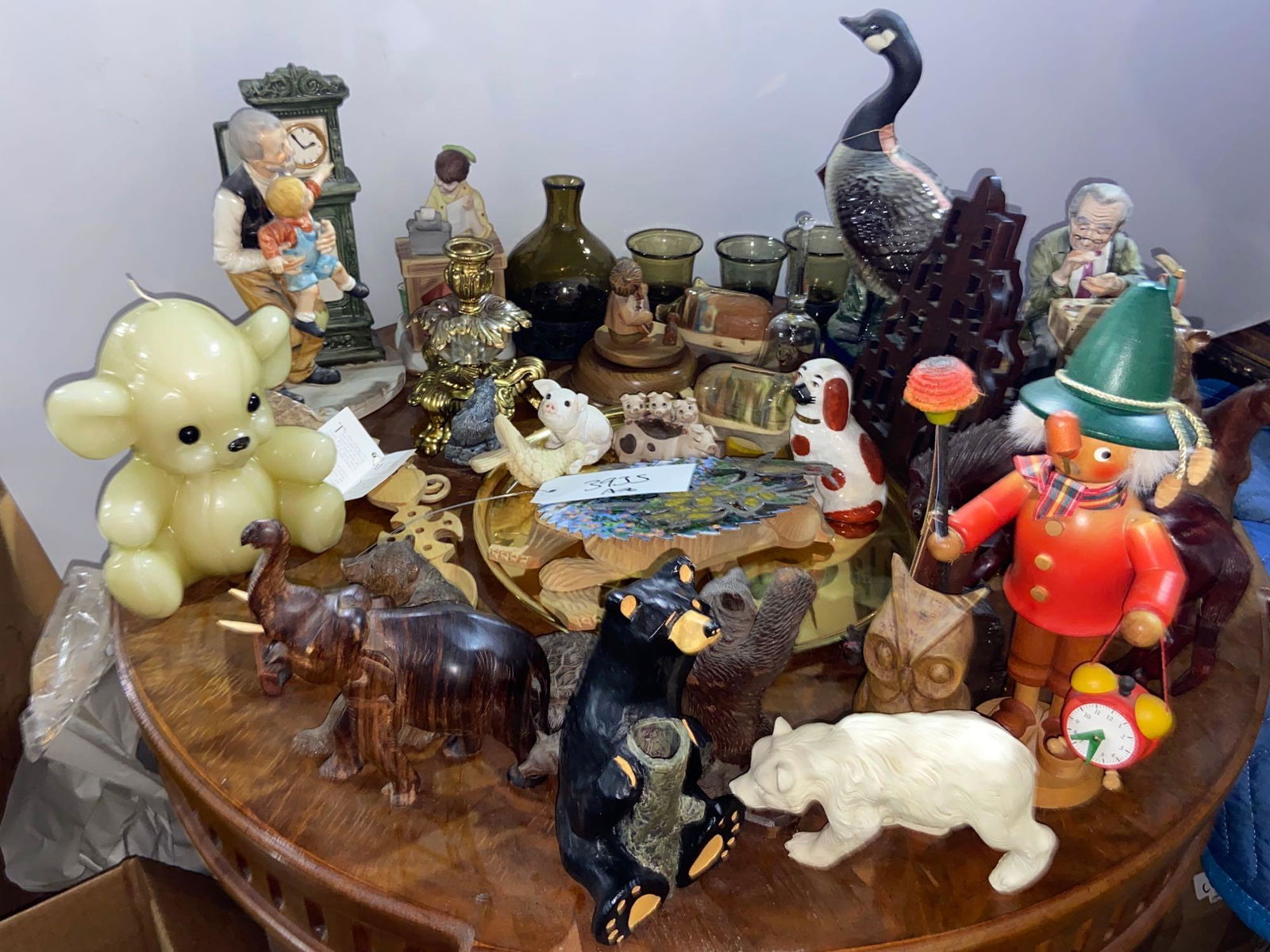 Lot of Decorative Objects: Lot of decorative objects, to include wooden animal figures, porcelain figures, examples of bears, pigs, and birds, glassware, a large teddy bear shaped candle, etc. We happily provide seamless shipp