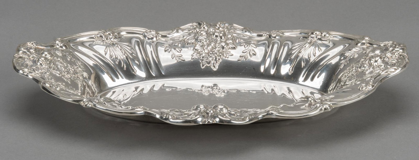 Reed & Barton Francis I Centerpiece Bowl: Reed & Barton 'Francis I' sterling silver centerpiece hollowware serving bowl, marked 'X568' to base 12 in. x 7.5 in. Total weight: 13.54ozt Provenance: A San Antonio, Texas collec
