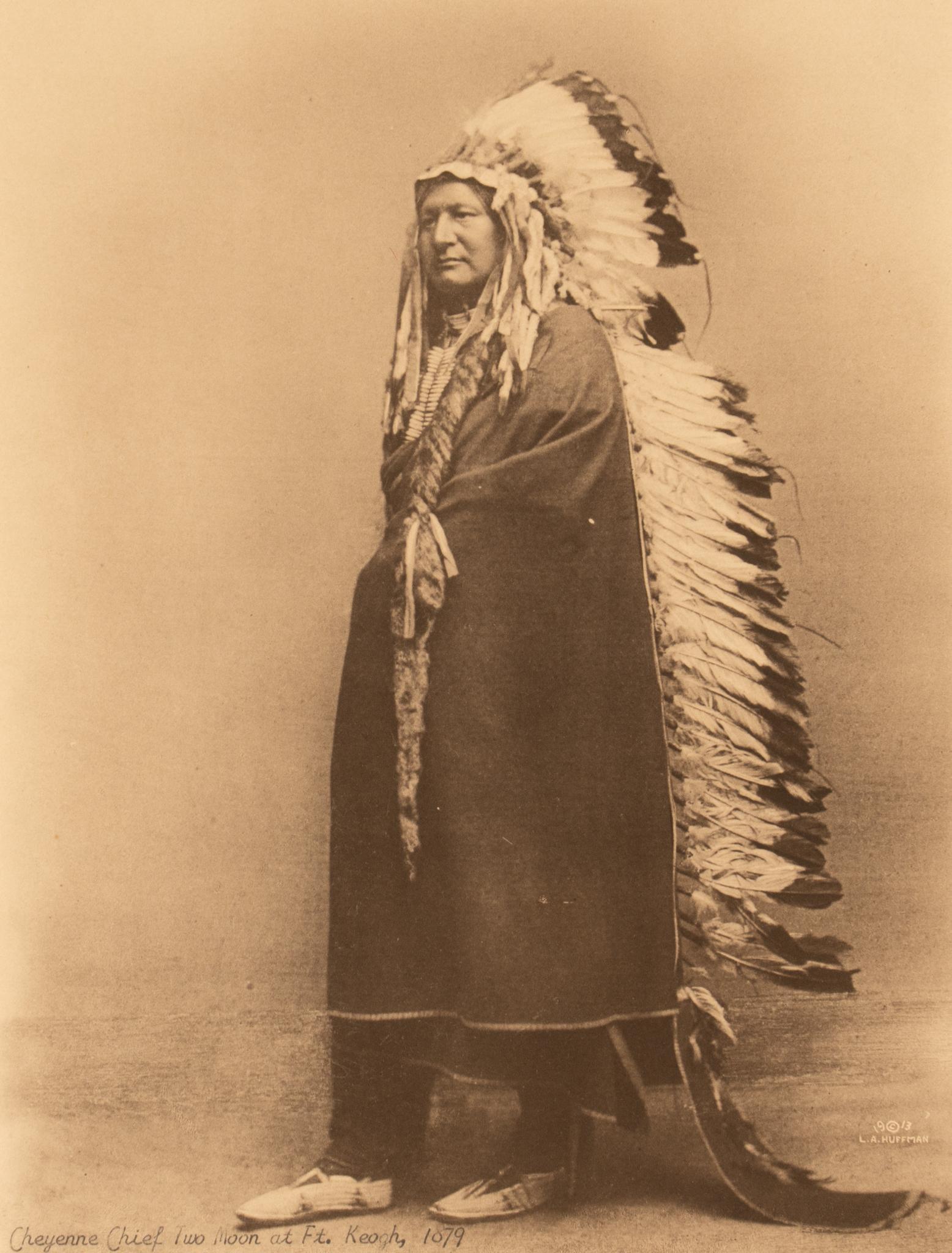 Laton Alton Huffman, "Cheyenne Chief Two Moon at Ft. Keogh, 1879": Laton Alton Huffman (1854-1931, USA), "Cheyenne Chief Two Moon at Ft. Keogh, 1879", original gravure, marked on right corner, framed, guarantee of authenticity mounted to back sight: 9.5 x 7.5